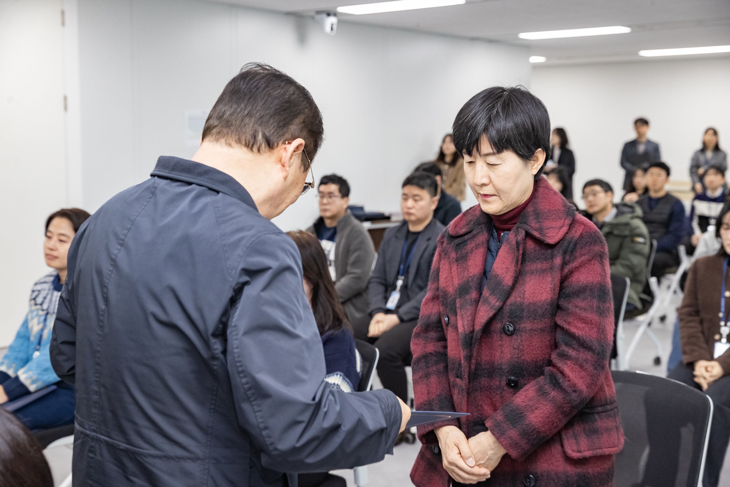 20251226-2026년 상반기 정기인사 발령장 수여식 20251226-55029_L_203815.jpg