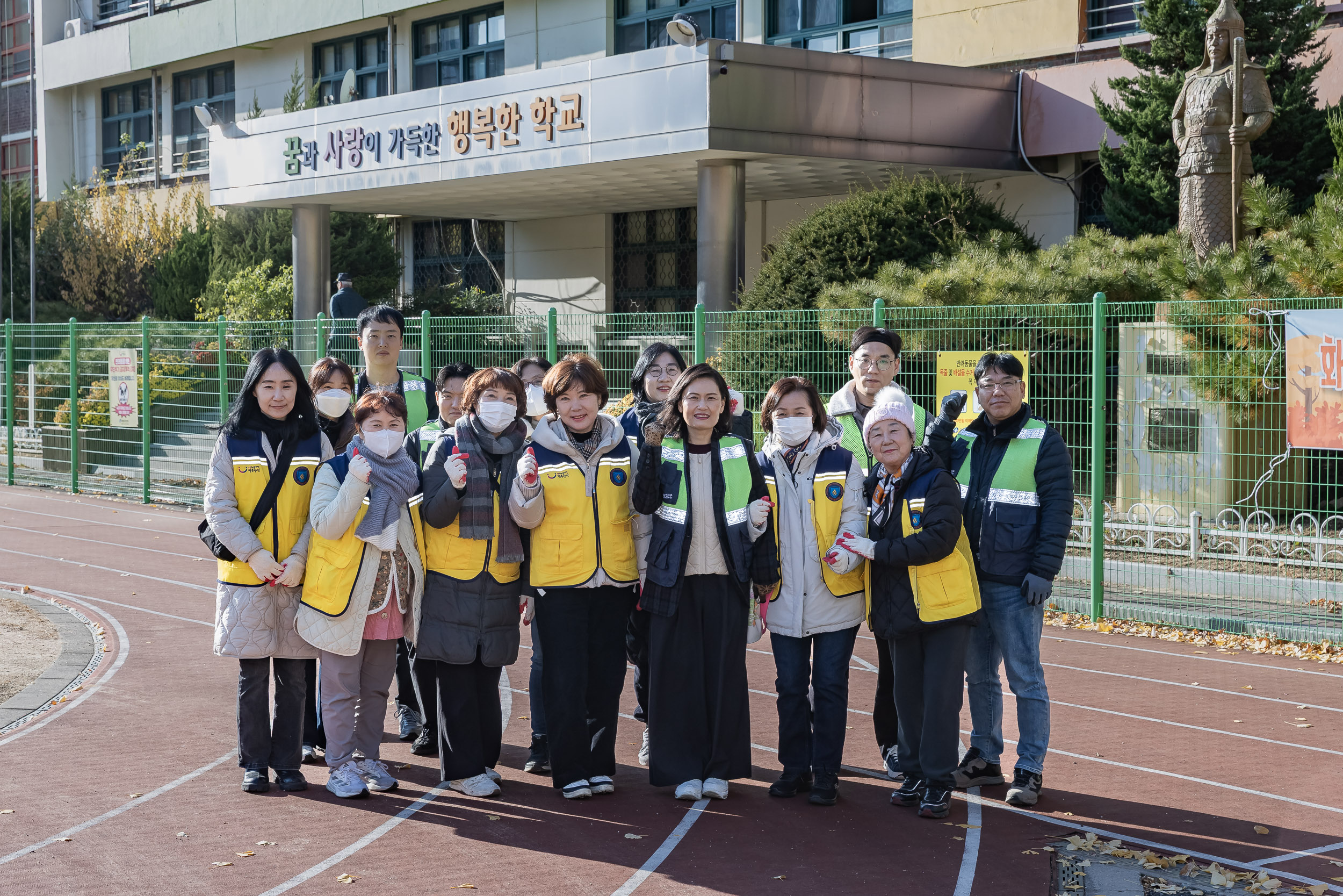 20251118-화양초 환경정비로 쾌적하고 안전한 화양동 만들기 20251118-9619_L_160737.jpg