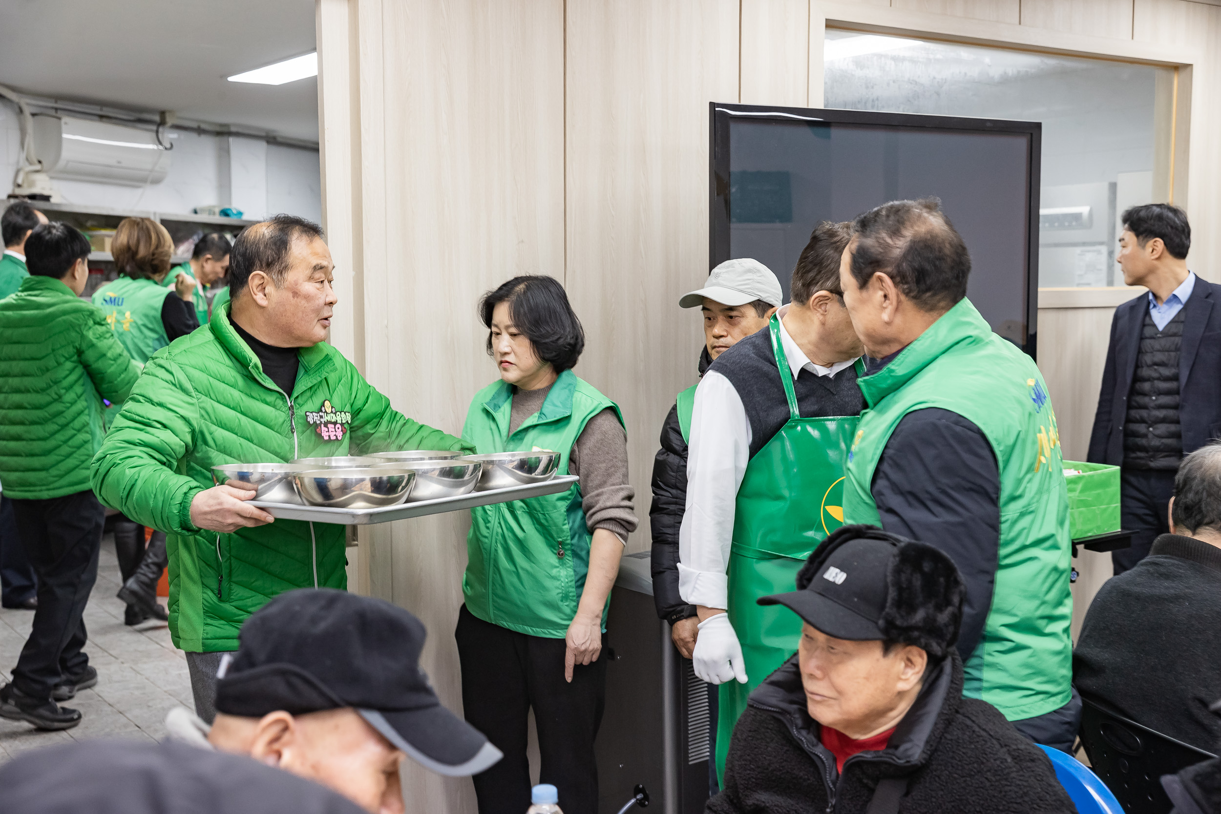 20251216-따뜻한 겨울나기 관내 어르신 이.미용봉사 및 점심대접 20251216-37366_L_182206.jpg