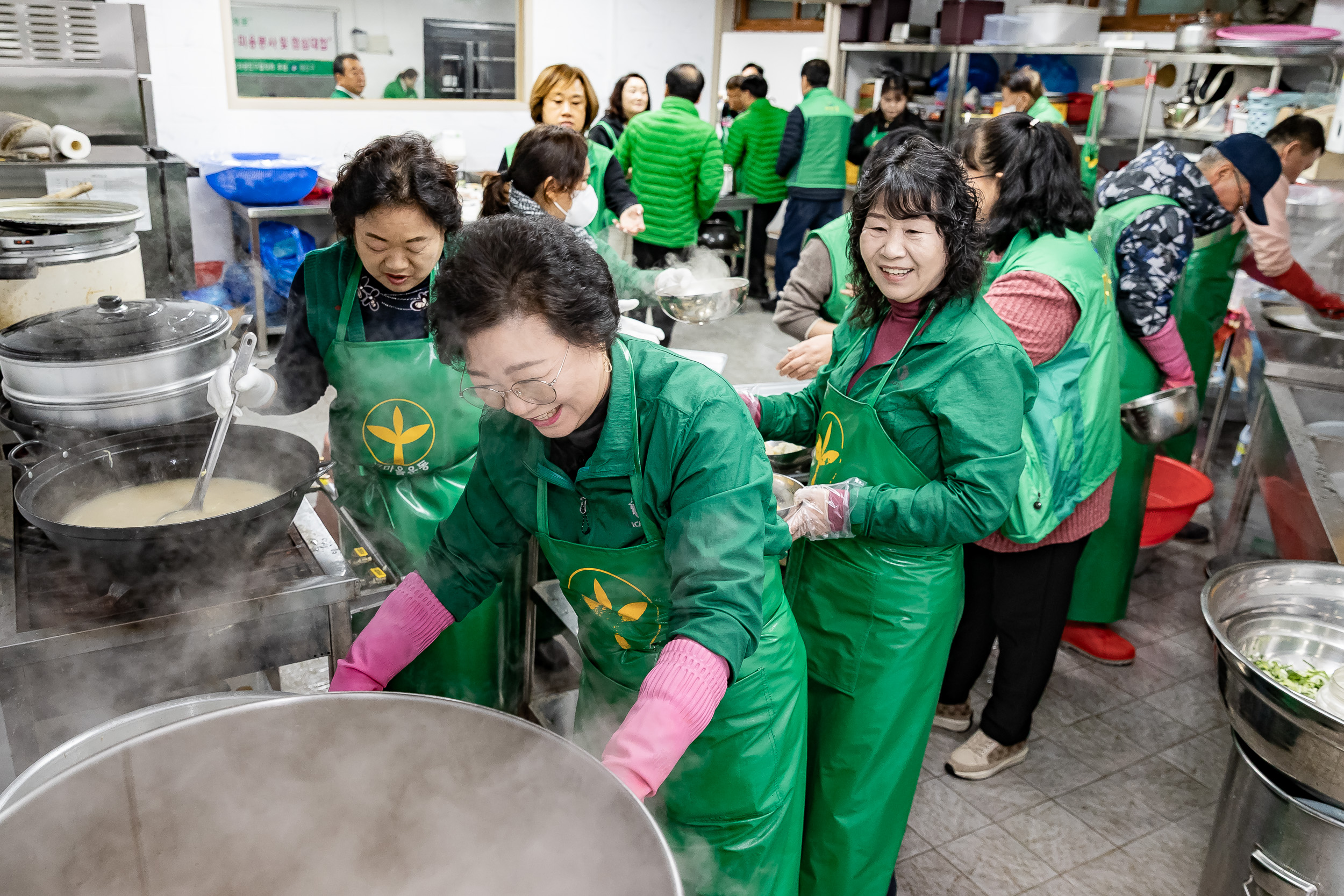 20251216-따뜻한 겨울나기 관내 어르신 이.미용봉사 및 점심대접 20251216-37460_L_182207.jpg