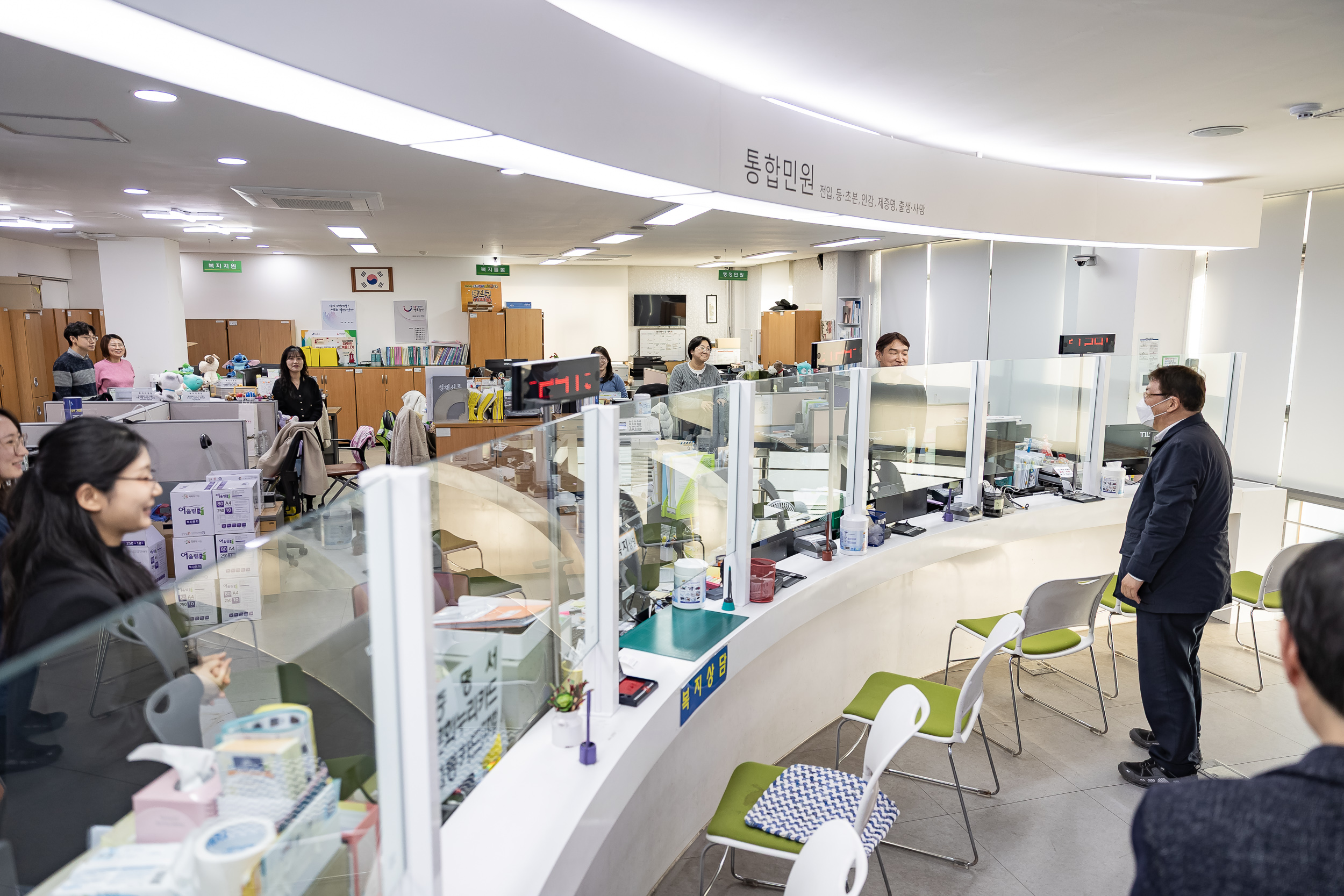 20260320-자양4동 주민자치회 신규위원 위촉장 수여 및 간담회 20260320-45794_L_172704.jpg