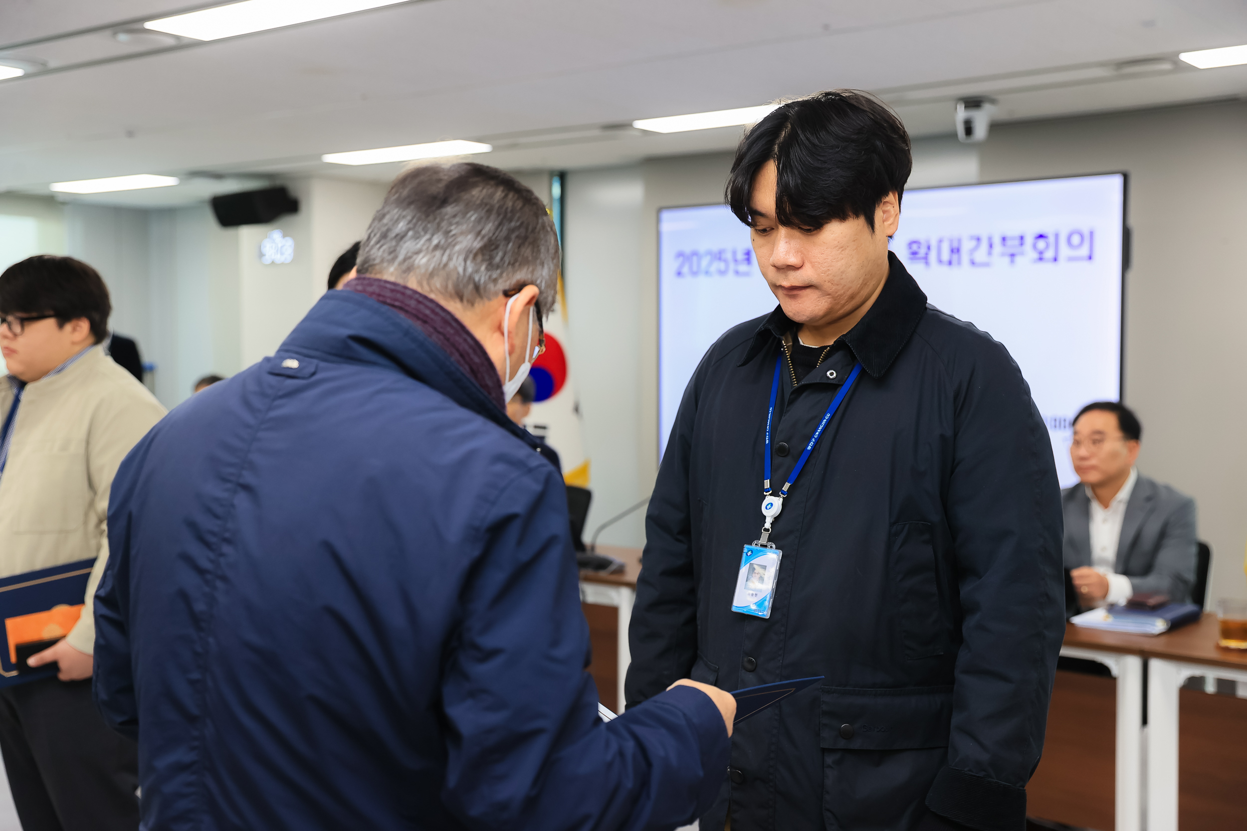 20251106-2025년 10월 우수공무원 표창 20251106-0470_L_104635.jpg