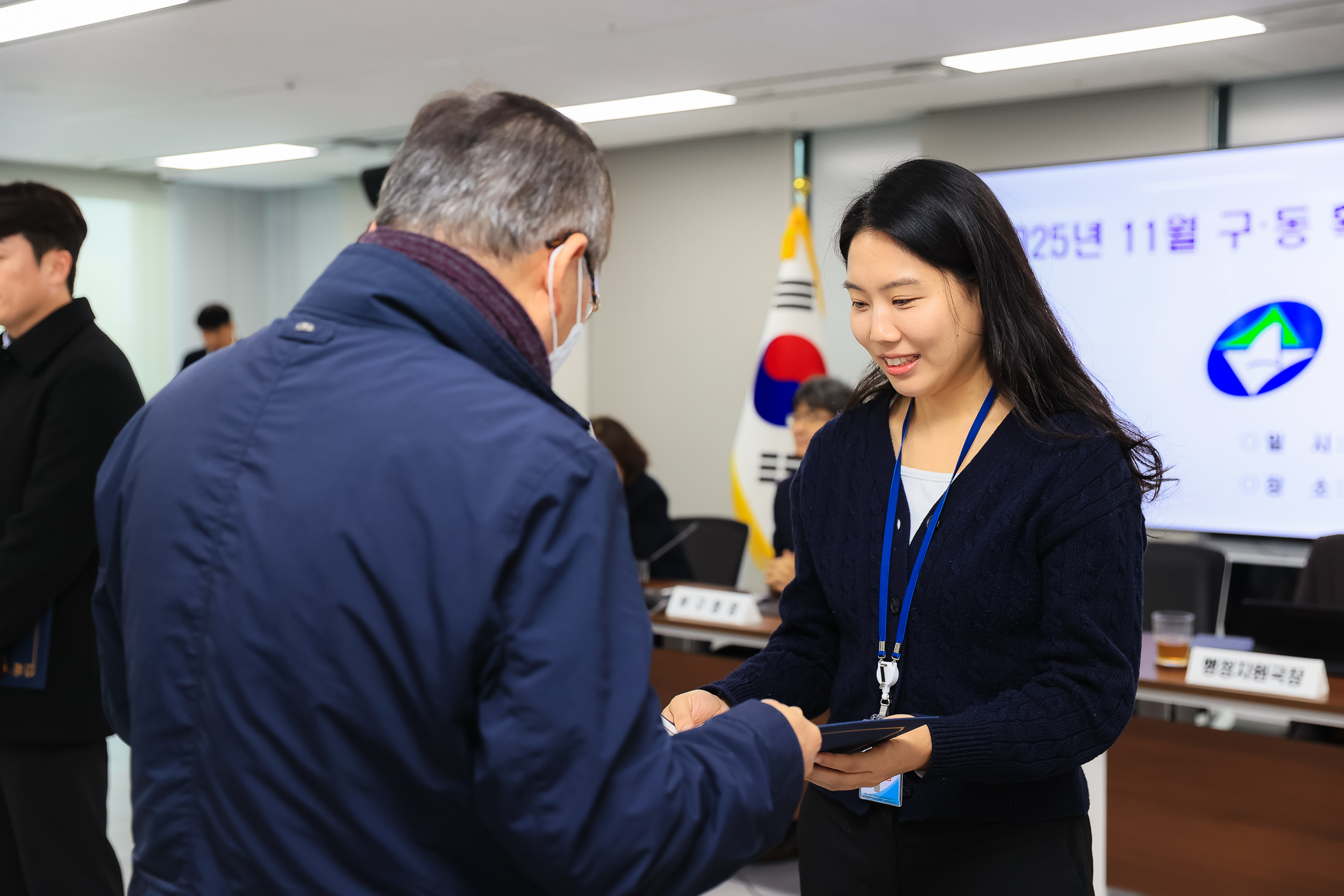 20251106-2025년 10월 우수공무원 표창 20251106-0457_L_104635.jpg