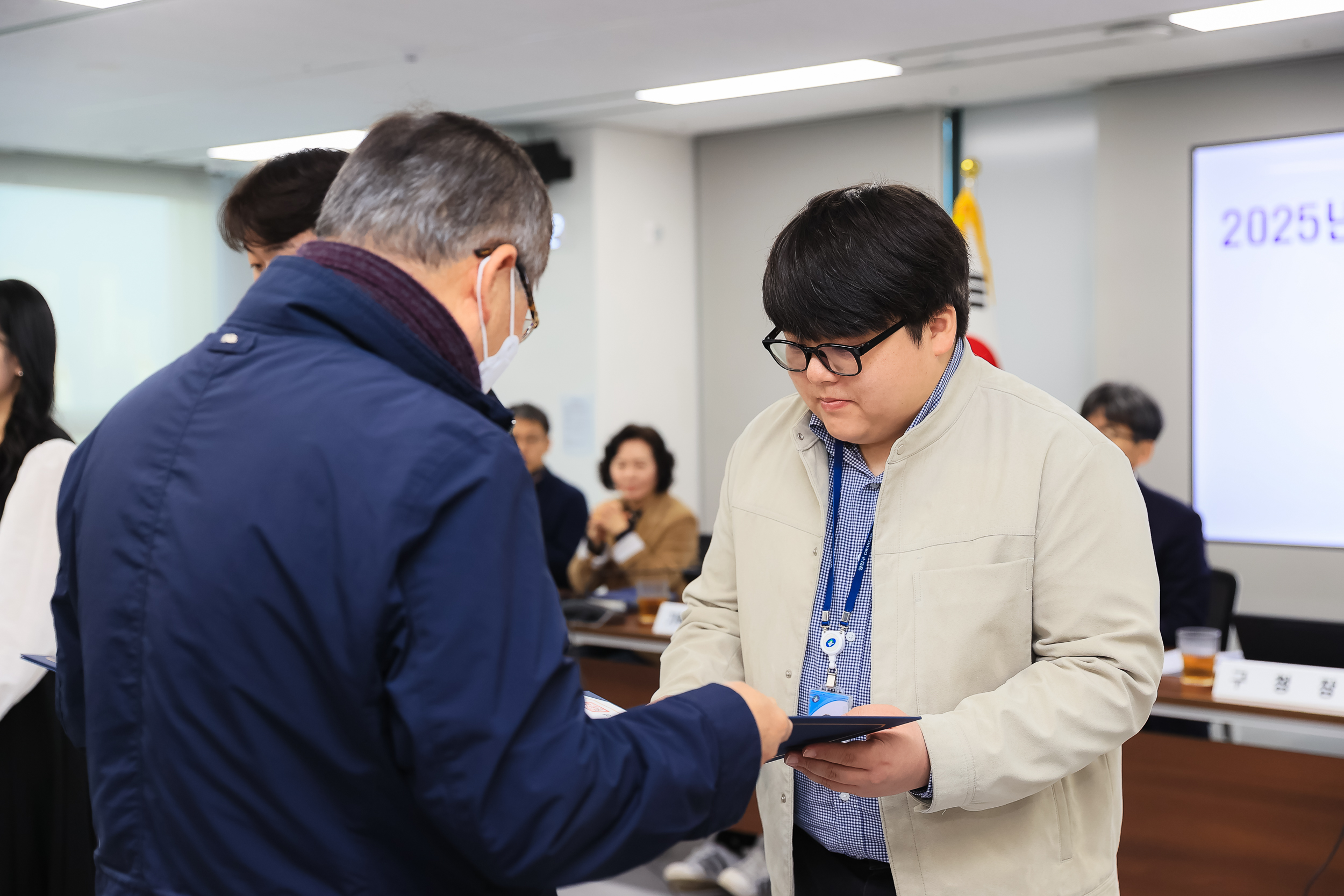 20251106-2025년 10월 우수공무원 표창 20251106-0444_L_104635.jpg