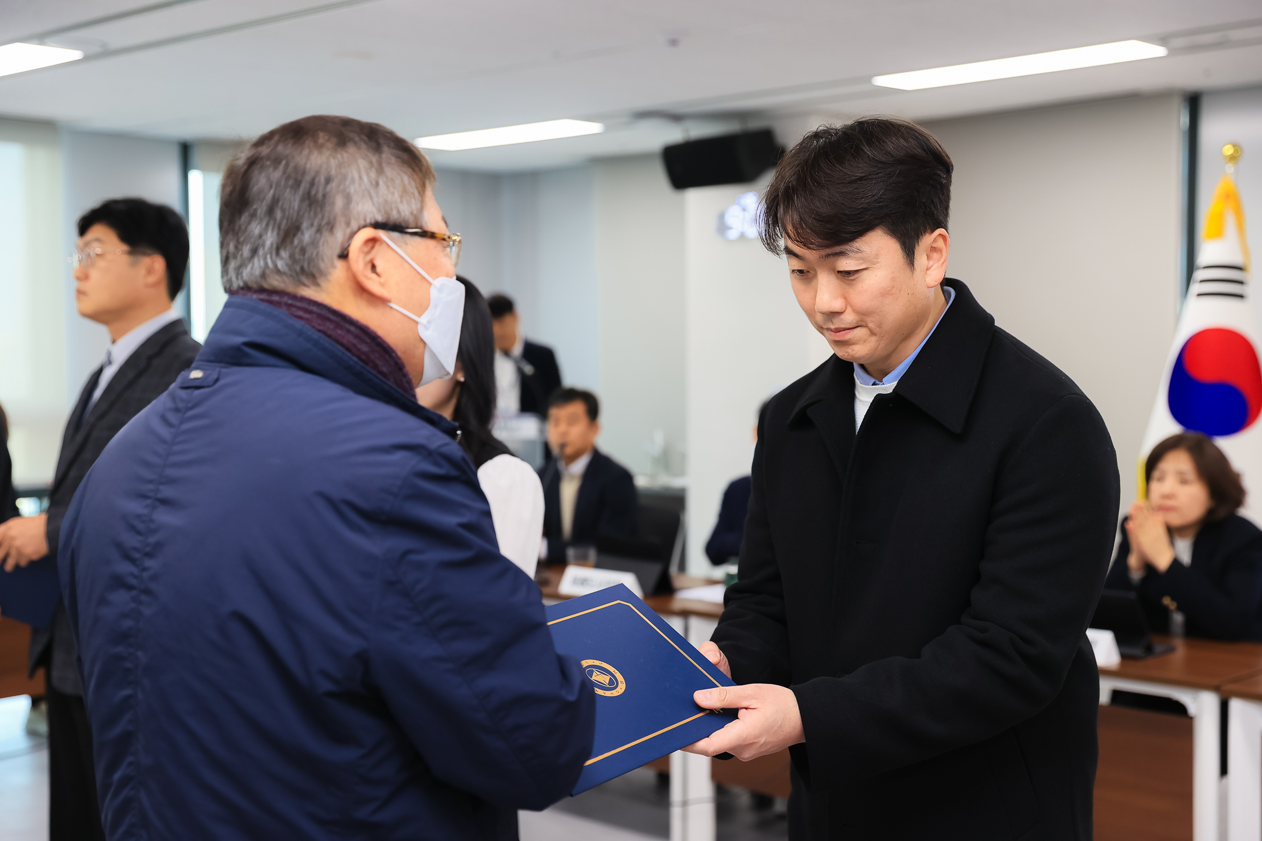 20251106-2025년 10월 우수공무원 표창 20251106-0437_L_104635.jpg