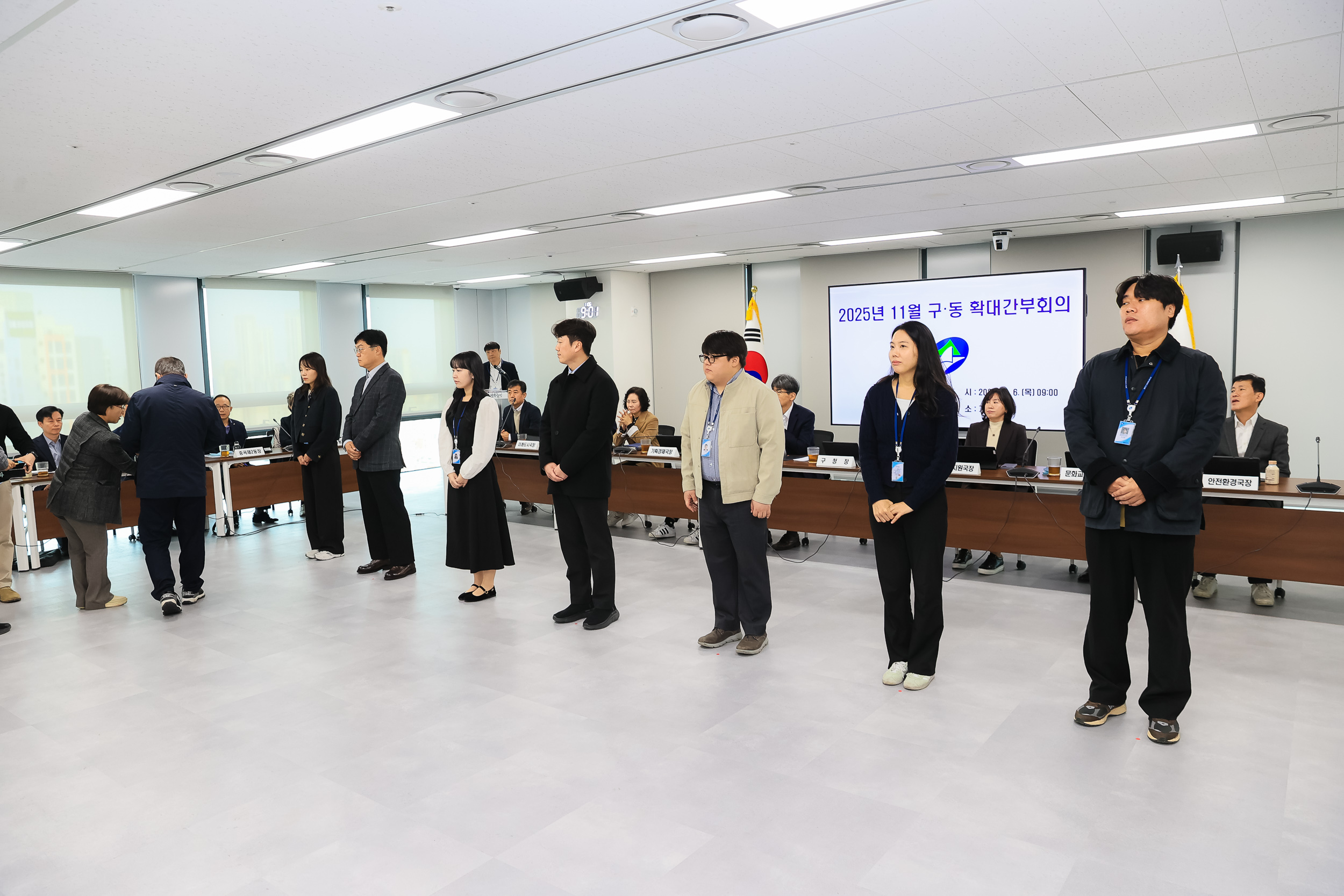 20251106-2025년 10월 우수공무원 표창 20251106-0403_L_104636.jpg