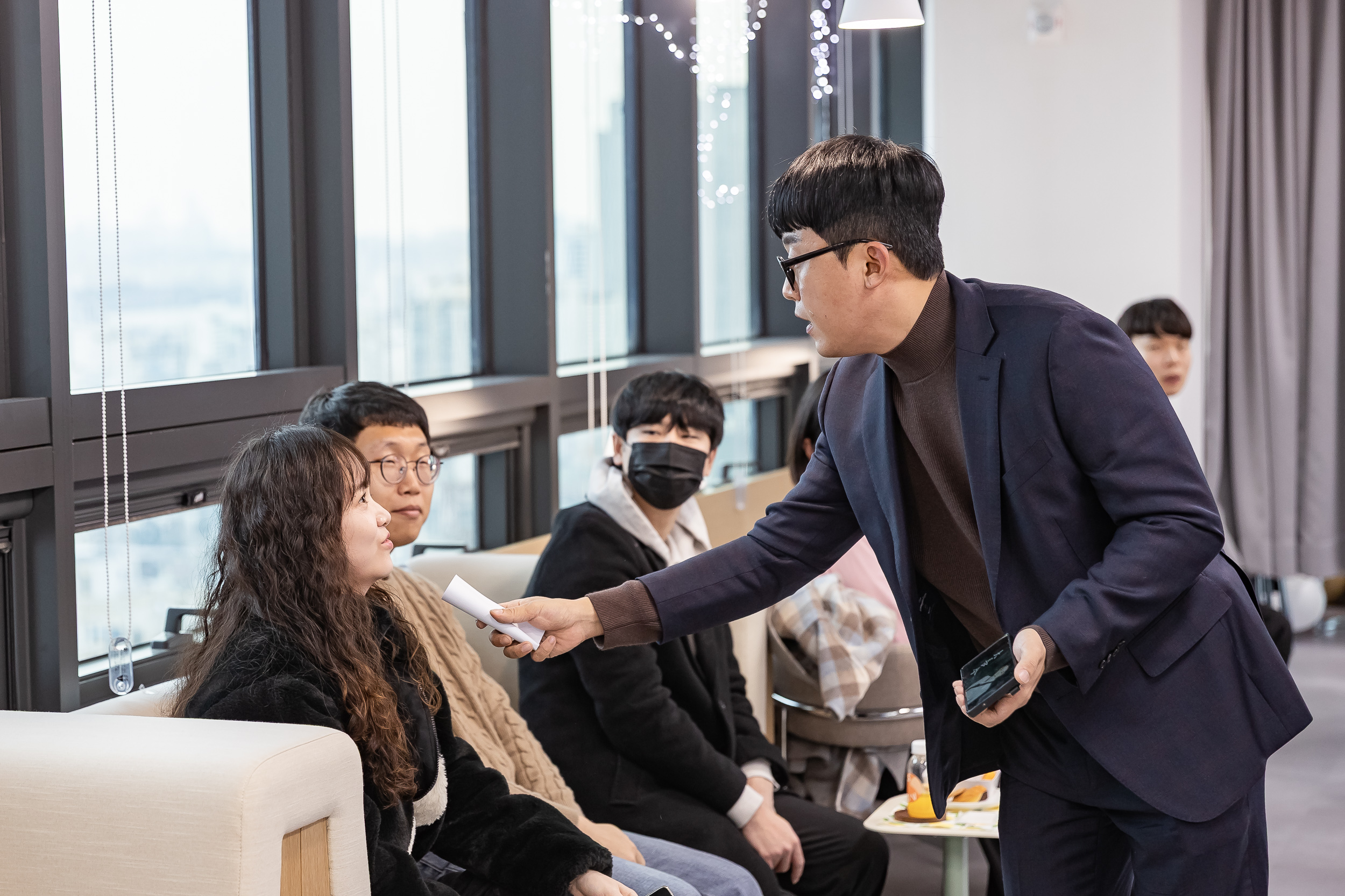 20251127-2025년 하반기 친절 직원 격려 간담회 20251127-17479_L_130138.jpg