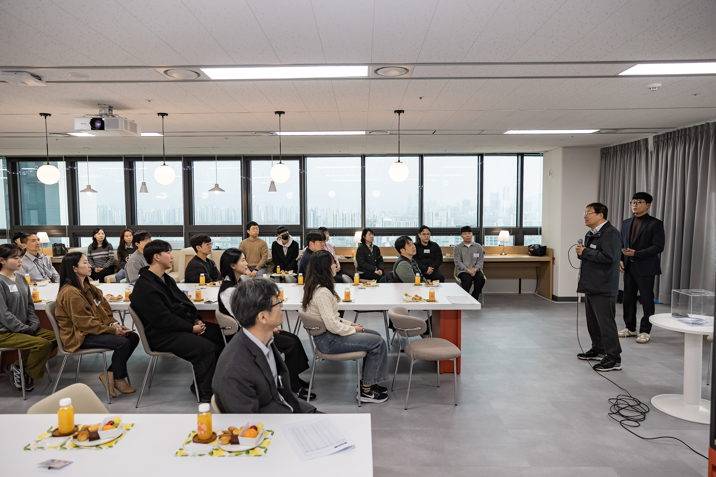 20251127-2025년 하반기 친절 직원 격려 간담회 20251127-17351_L_130137.jpg