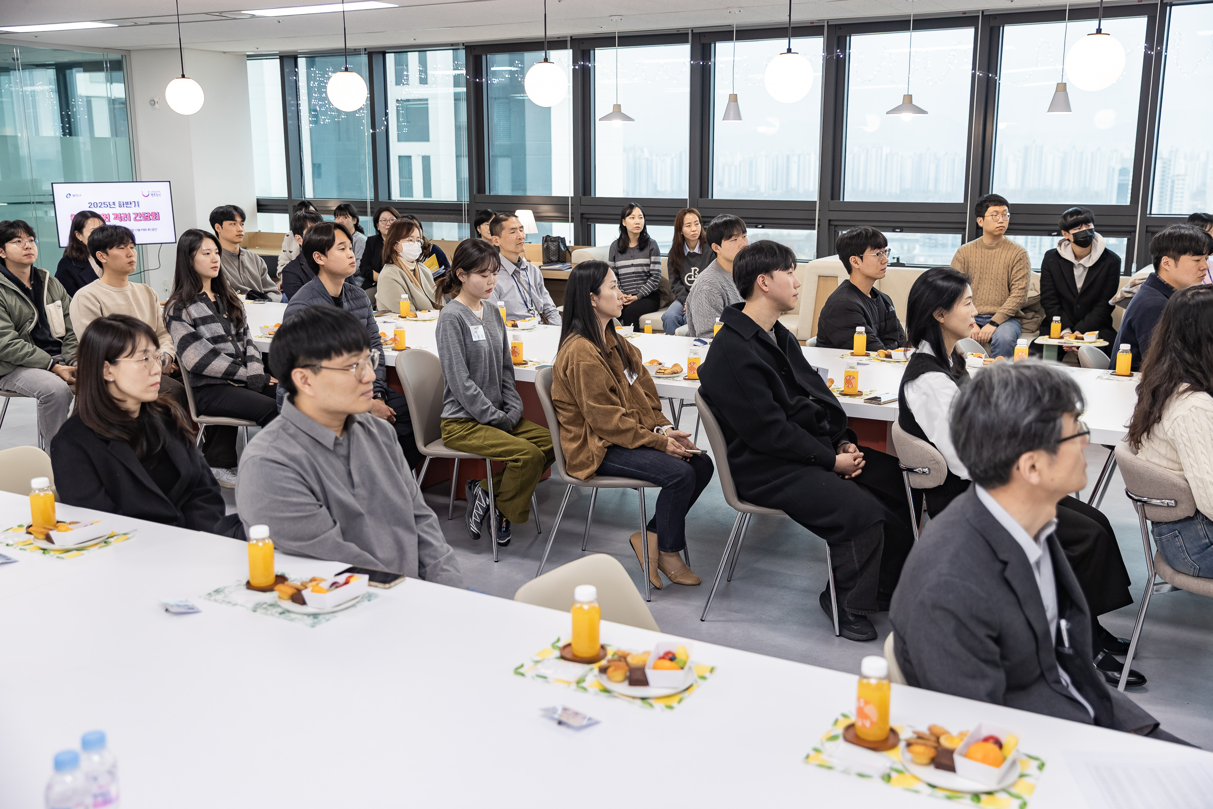 20251127-2025년 하반기 친절 직원 격려 간담회 20251127-17355_L_130137.jpg