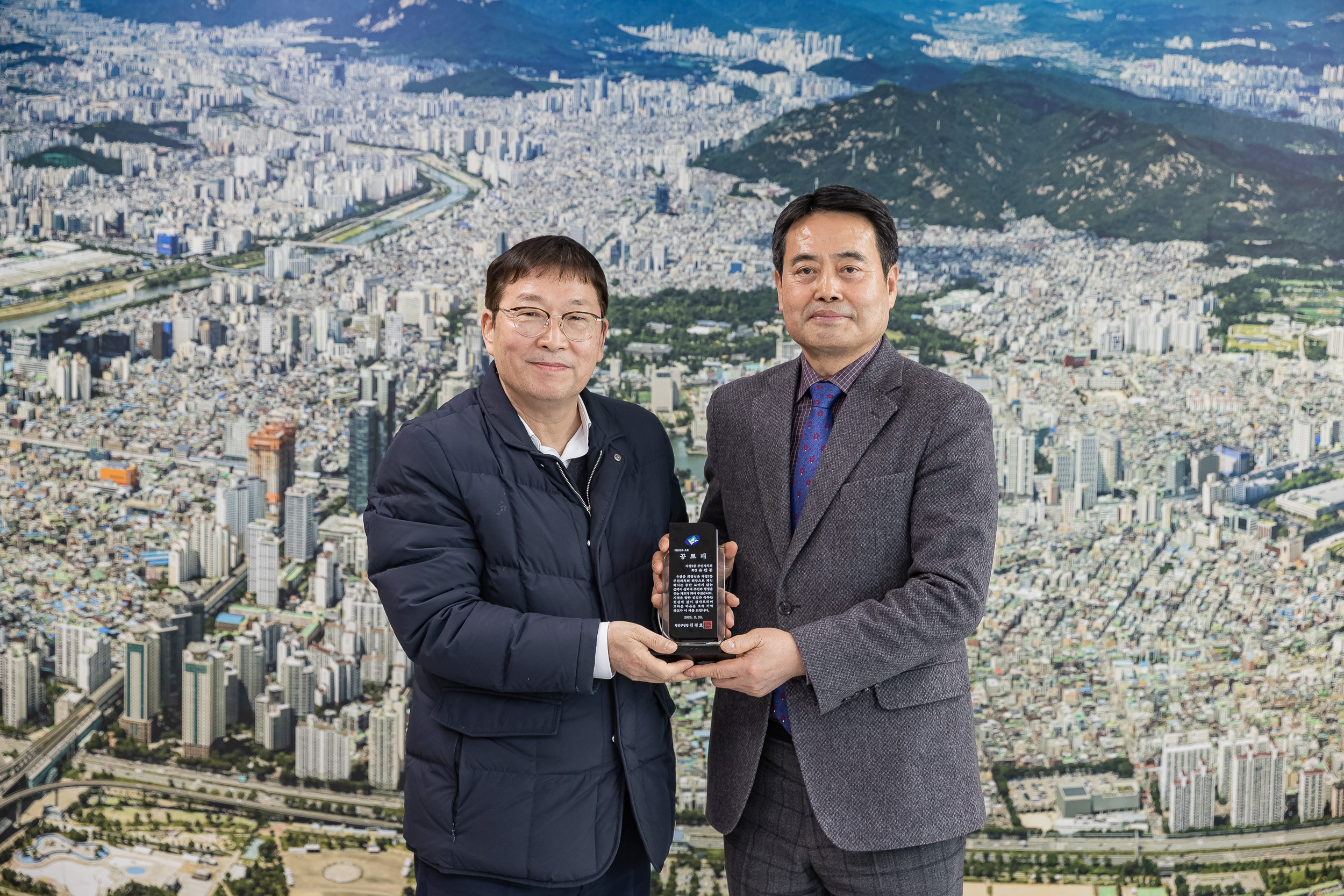 20260223-퇴임 주민자치회 회장 공로패 수여 20260223-23342_L_172930.jpg