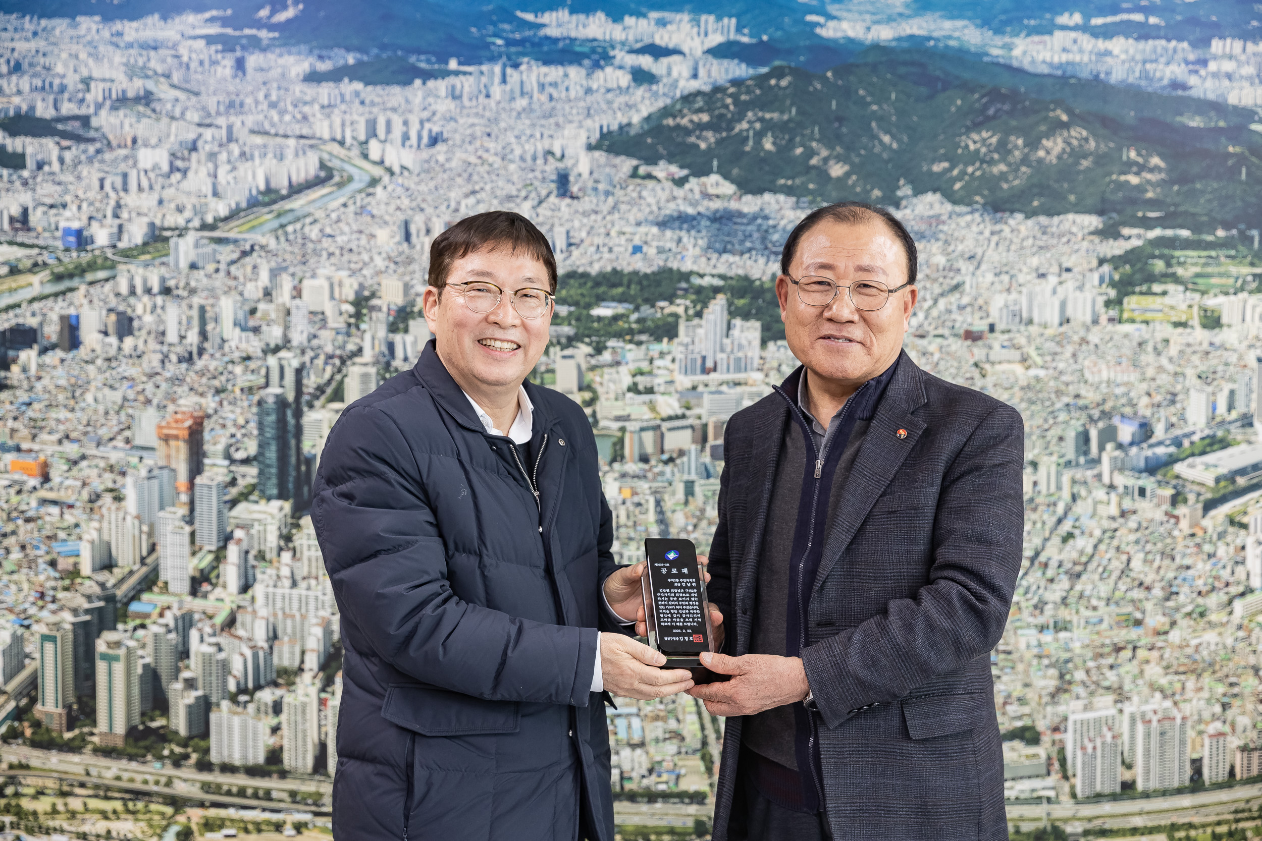 20260223-퇴임 주민자치회 회장 공로패 수여 20260223-23287_L_172929.jpg