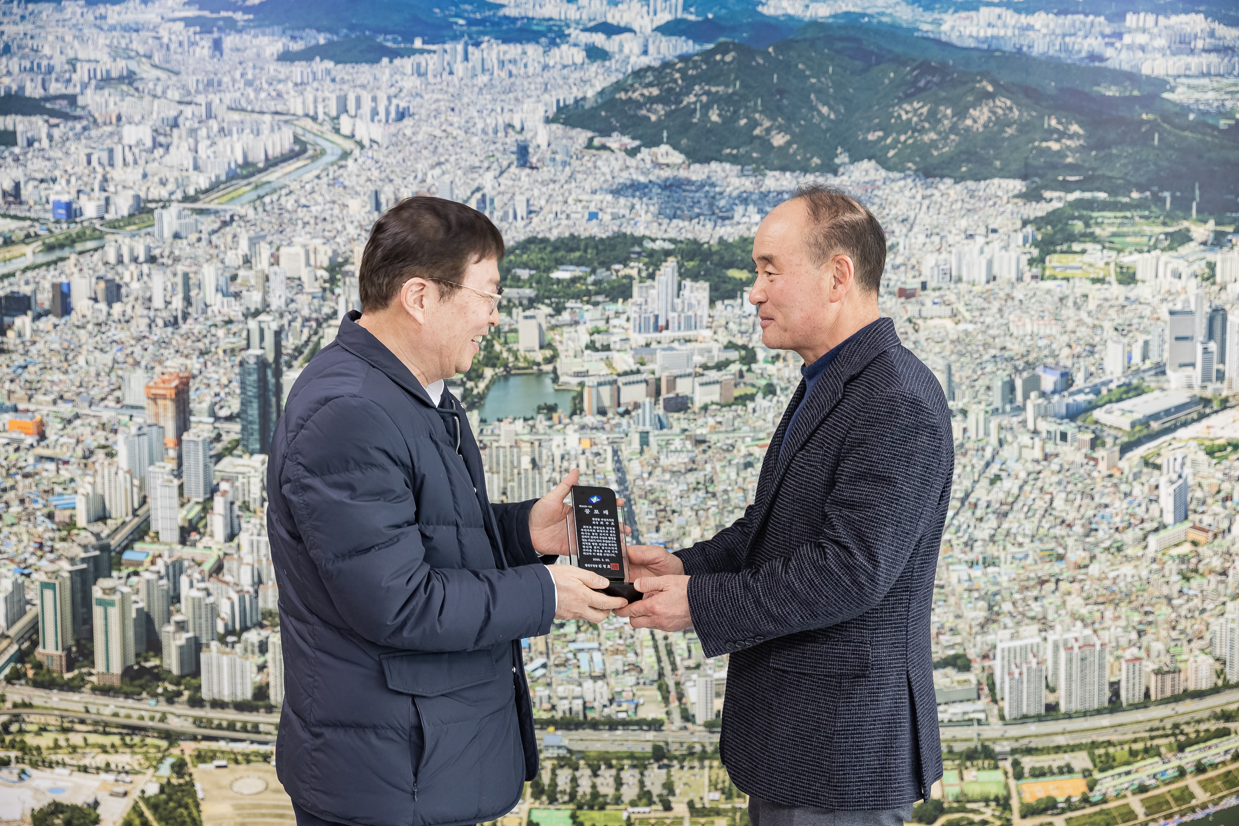 20260223-퇴임 주민자치회 회장 공로패 수여 20260223-23295_L_172929.jpg