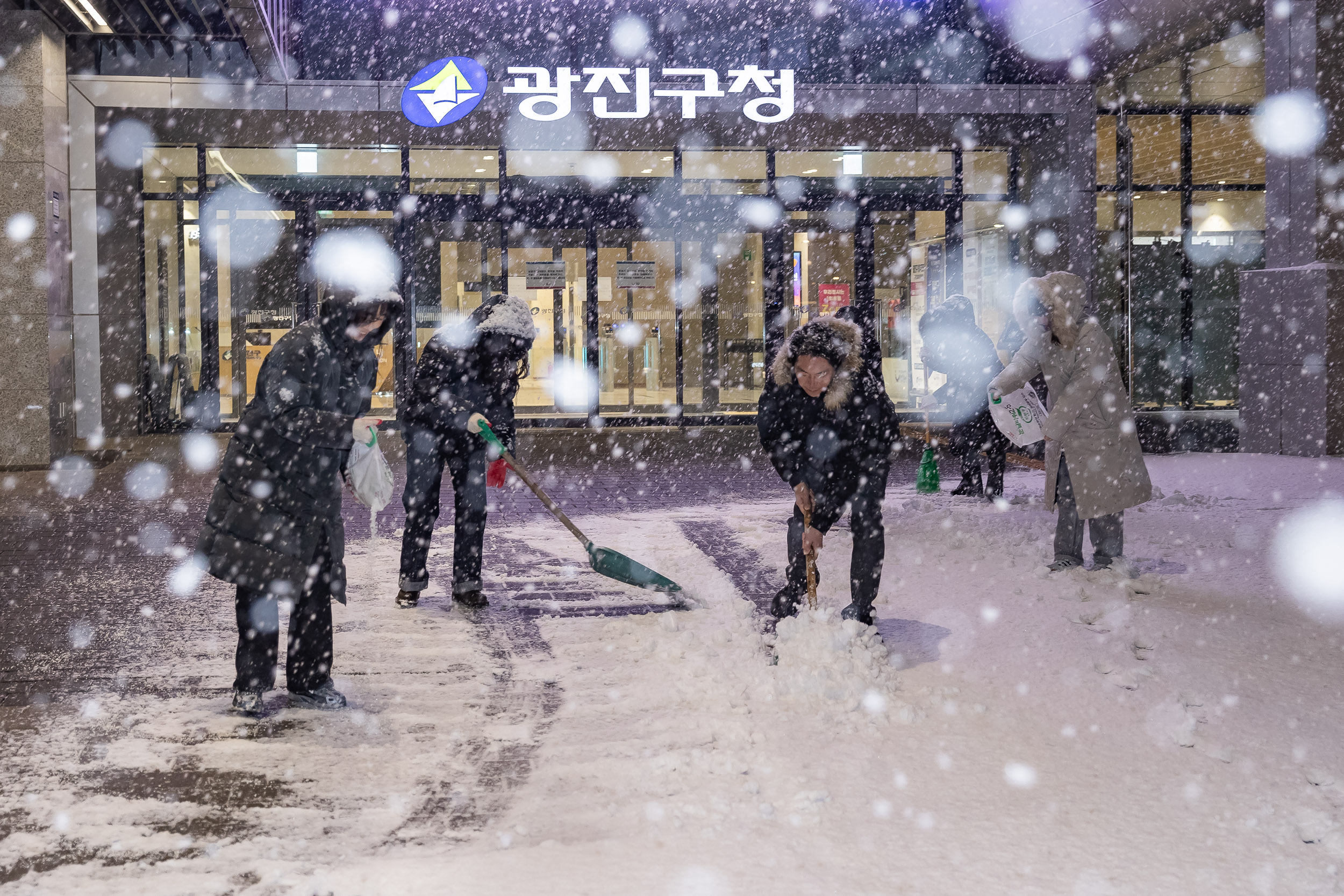 20251204-기습폭설 제설 작업중인 광진구청 직원들 20251204-22503_L_153452.jpg
