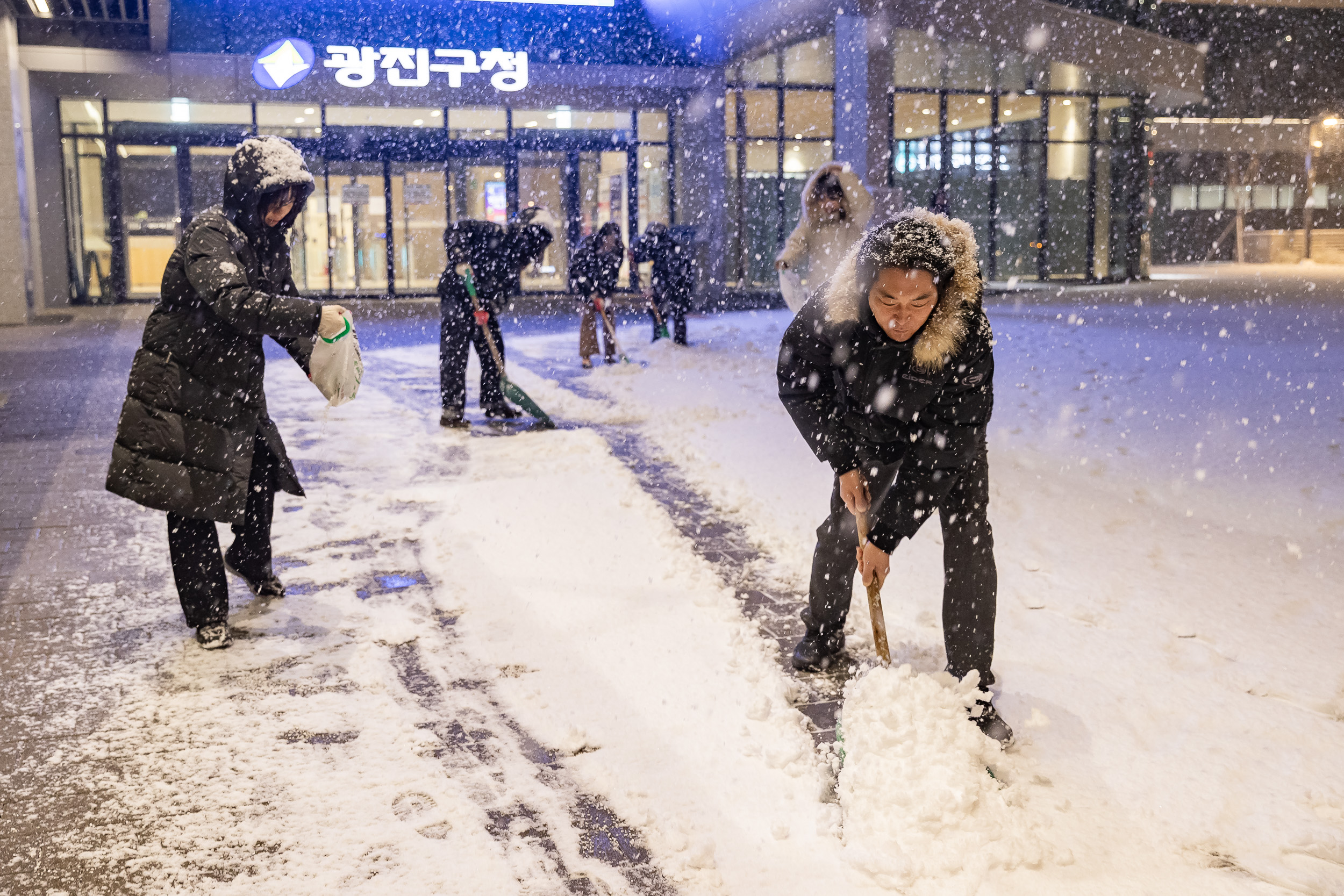 20251204-기습폭설 제설 작업중인 광진구청 직원들 20251204-22548_L_153452.jpg