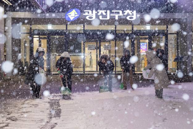 20251204-기습폭설 제설 작업중인 광진구청 직원들