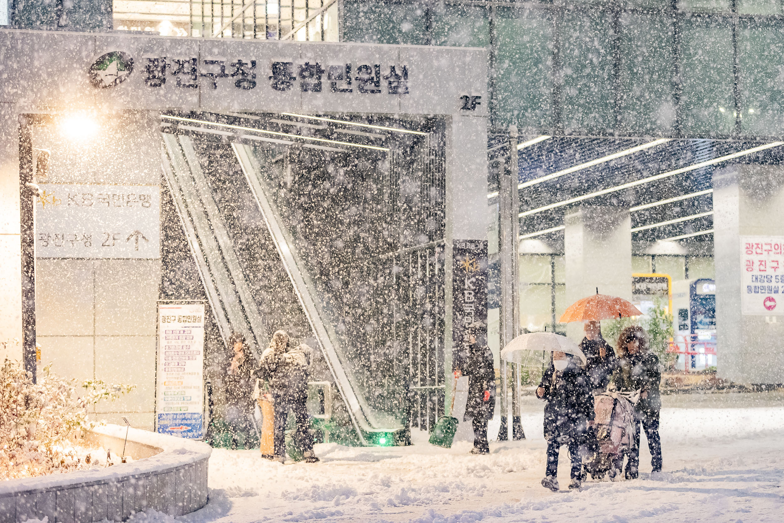 20251204-기습폭설 제설 작업중인 광진구청 직원들 20251204-22290_L_153451.jpg