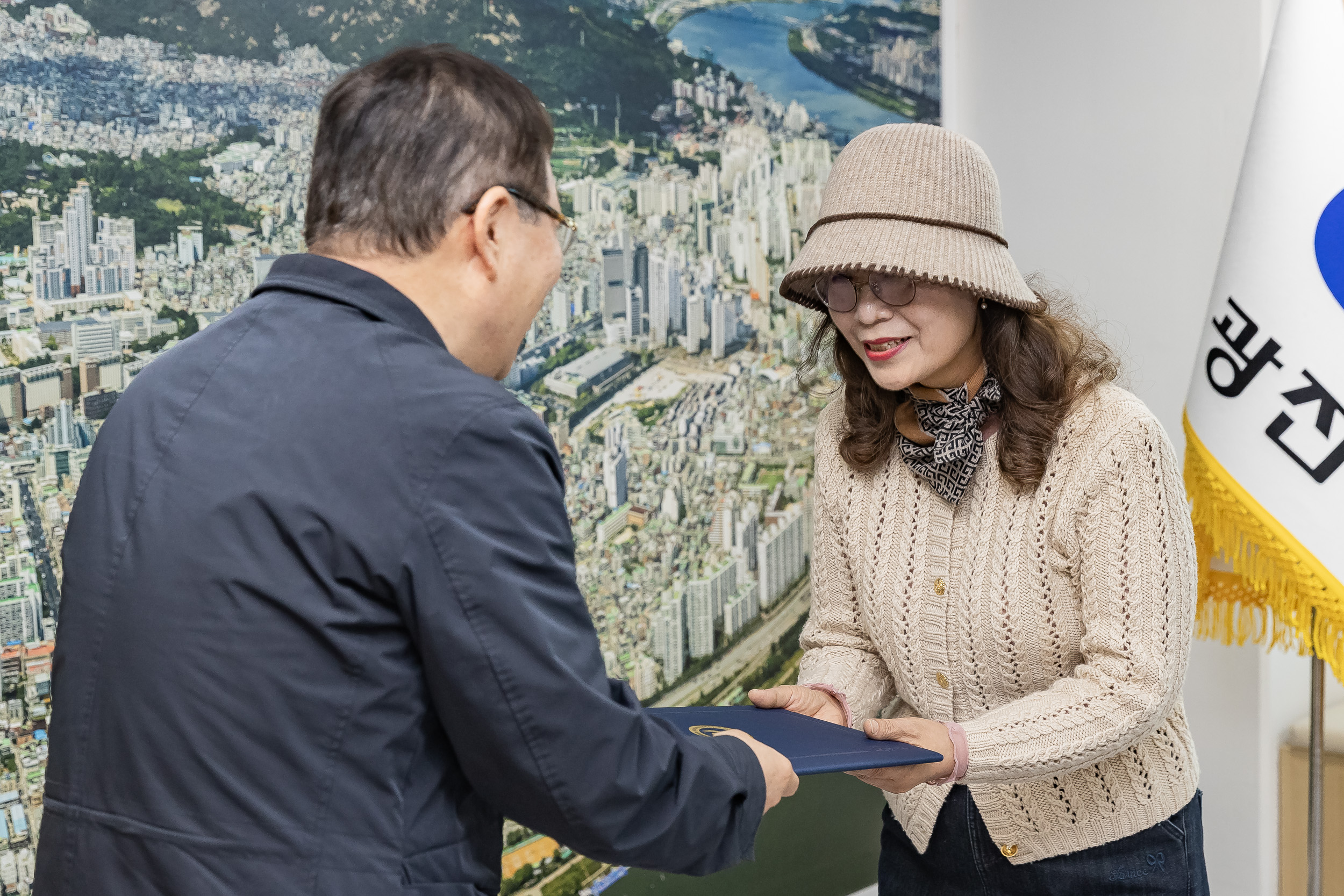 20251212-2025년 통장 활동 유공자 표창장 전수식 20251212-33280_L_191758.jpg