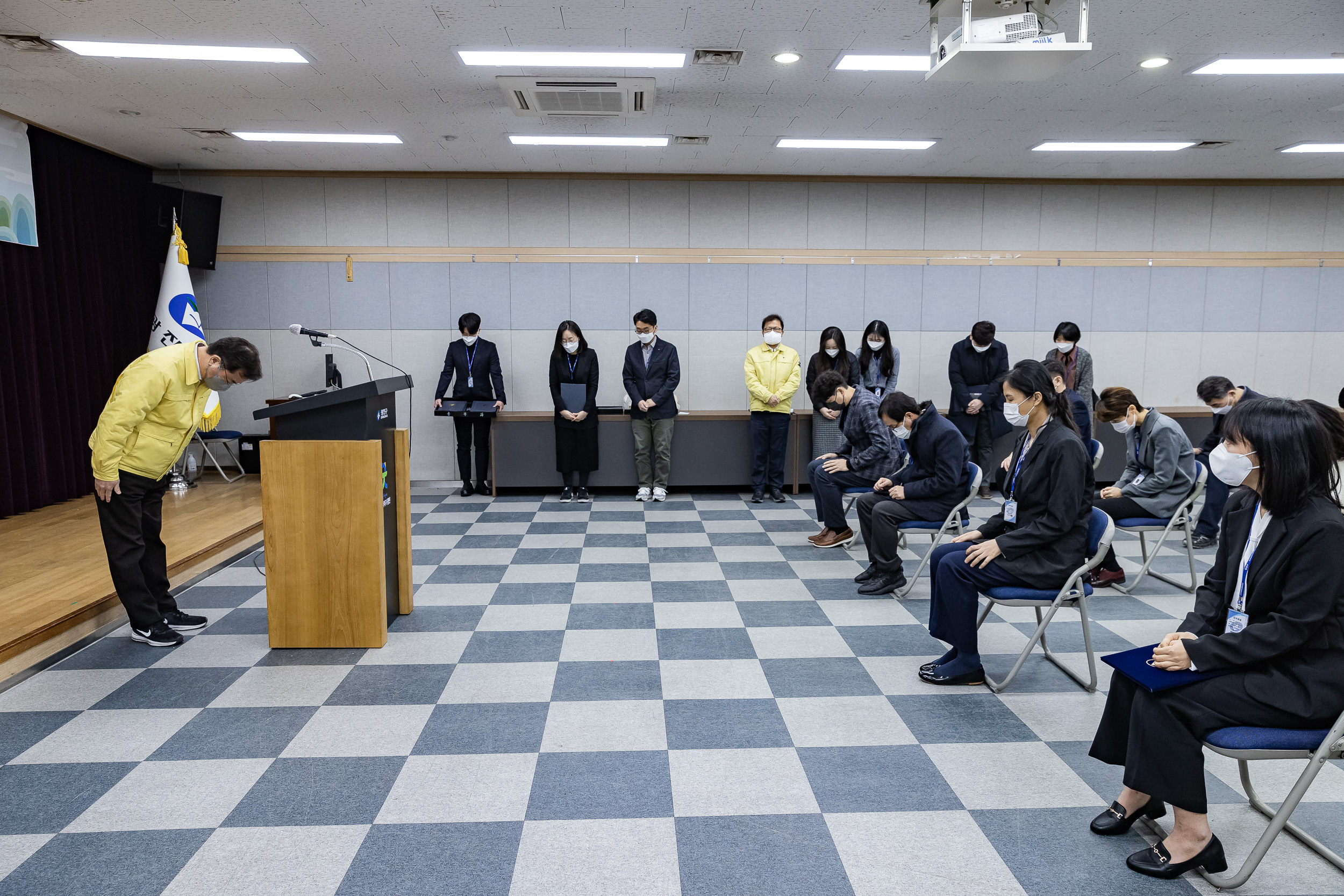 20220117-2022년 상반기 정기인사 기술직 공무원 임용장 수여식 20220117-0082_G_194321.jpg
