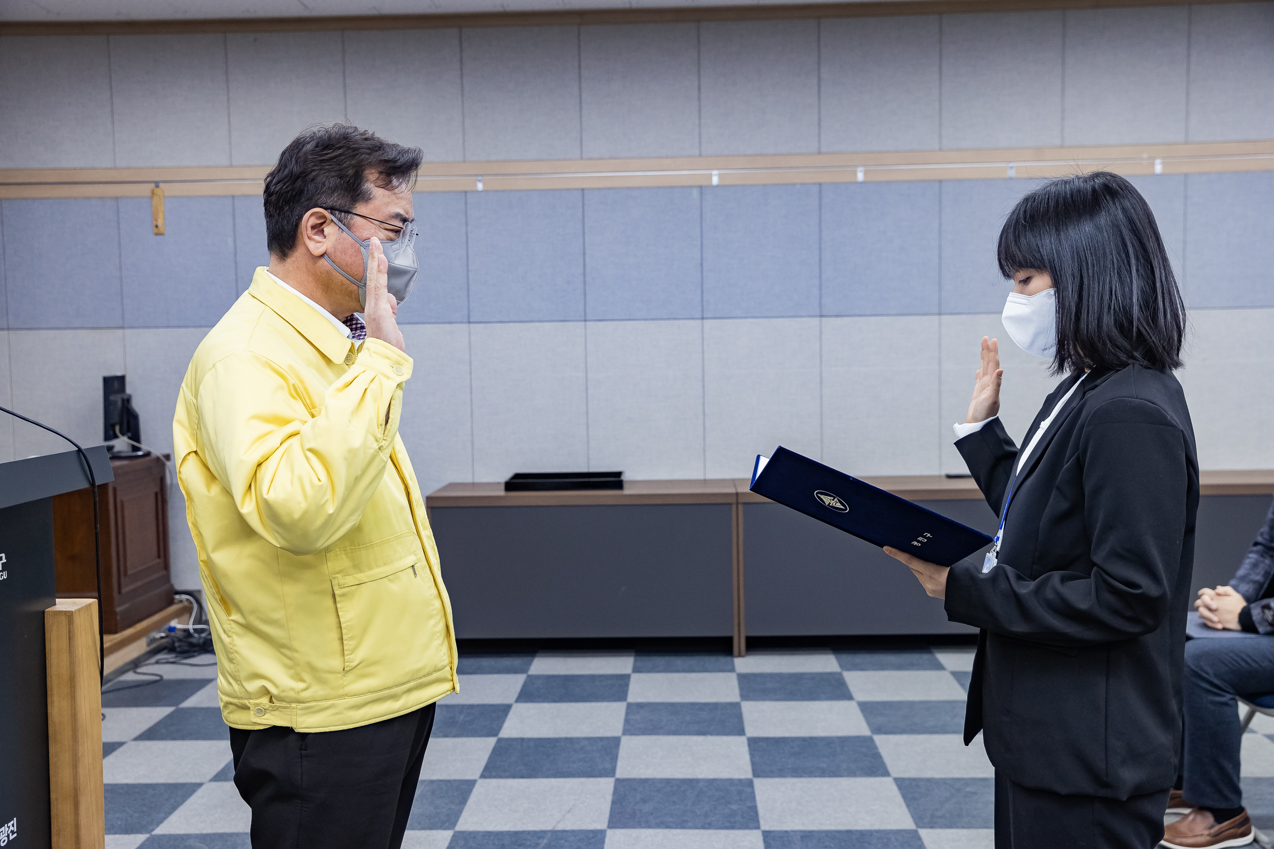 20220117-2022년 상반기 정기인사 기술직 공무원 임용장 수여식 20220117-0229_G_194326.jpg