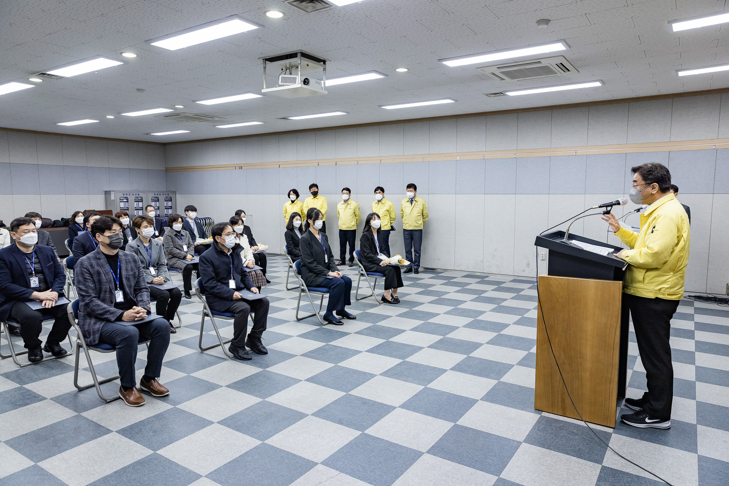 20220117-2022년 상반기 정기인사 기술직 공무원 임용장 수여식 20220117-0343_G_194330.jpg
