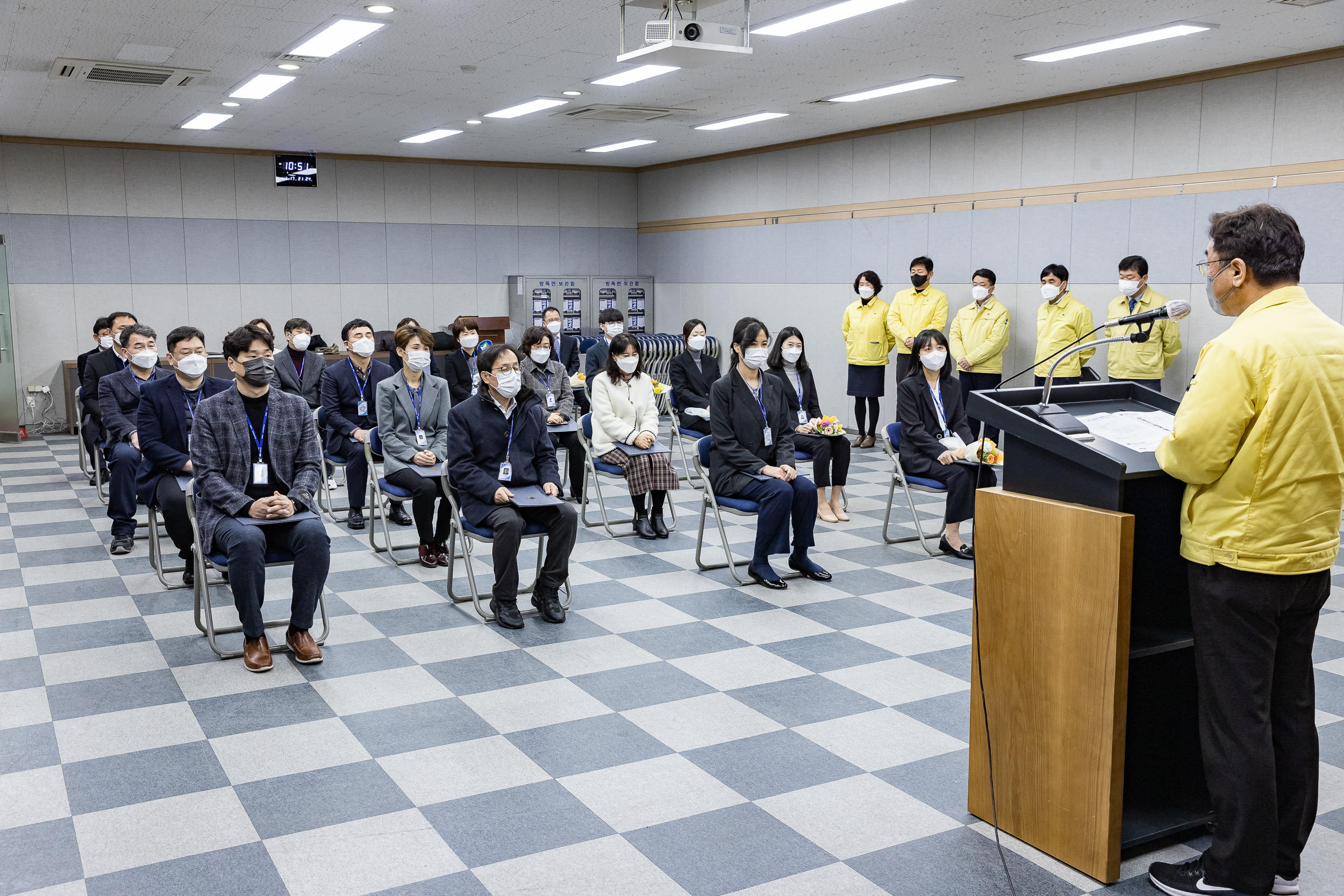 20220117-2022년 상반기 정기인사 기술직 공무원 임용장 수여식 20220117-0355_G_194330.jpg