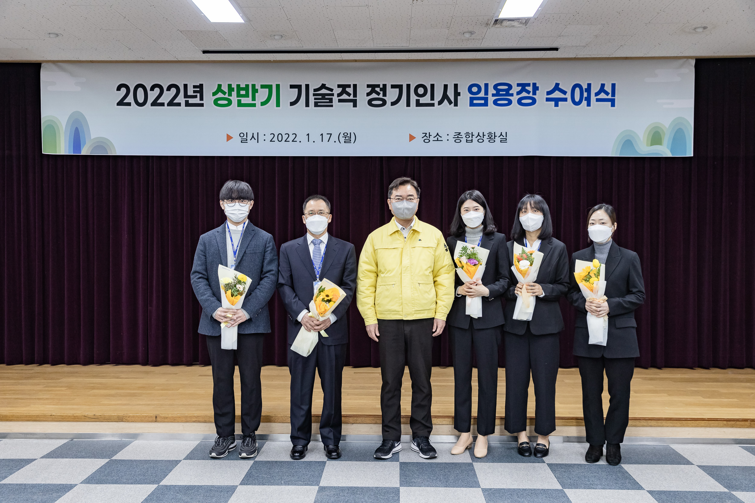 20220117-2022년 상반기 정기인사 기술직 공무원 임용장 수여식 20220117-0427_G_194331.jpg