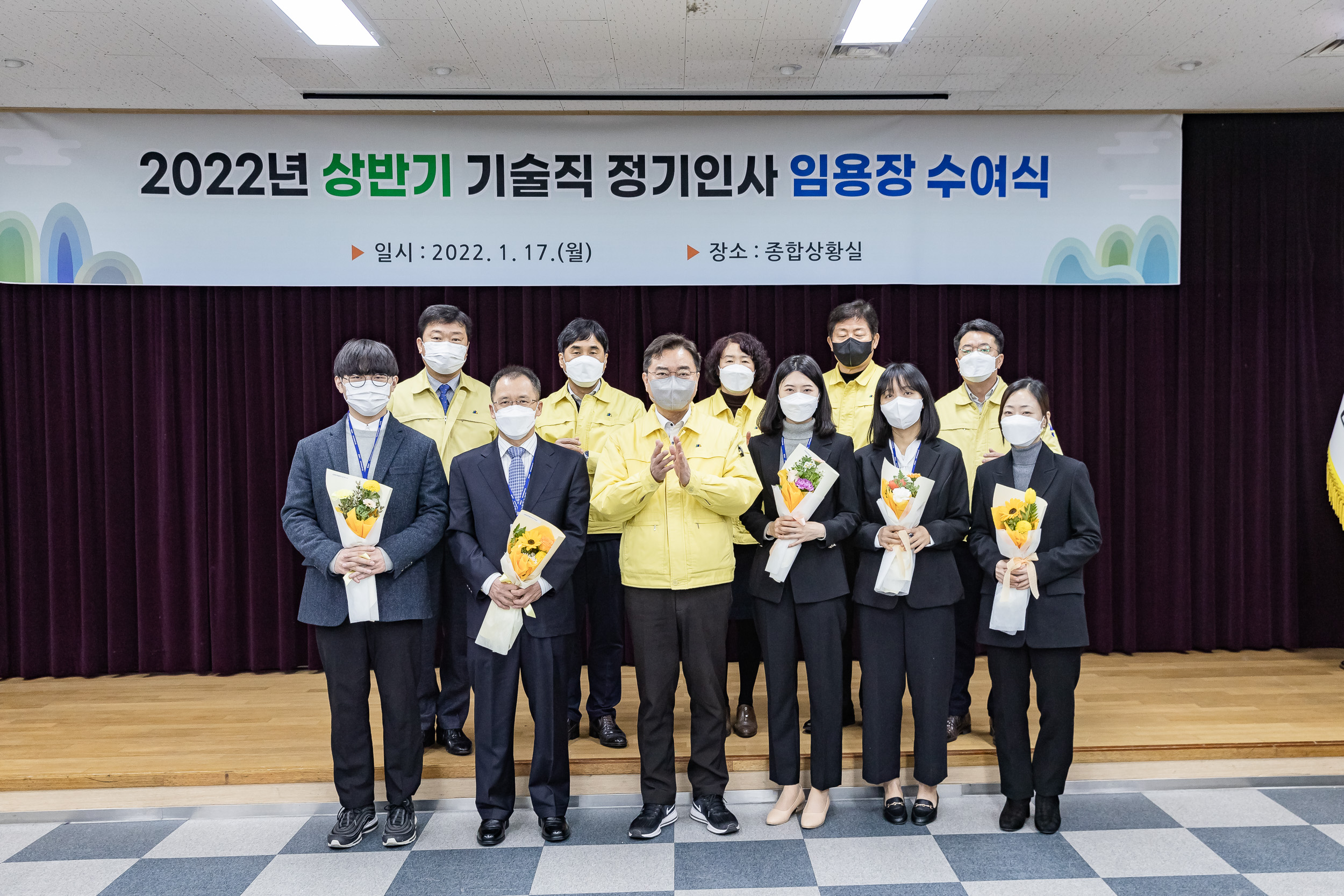 20220117-2022년 상반기 정기인사 기술직 공무원 임용장 수여식 20220117-0442_G_194331.jpg