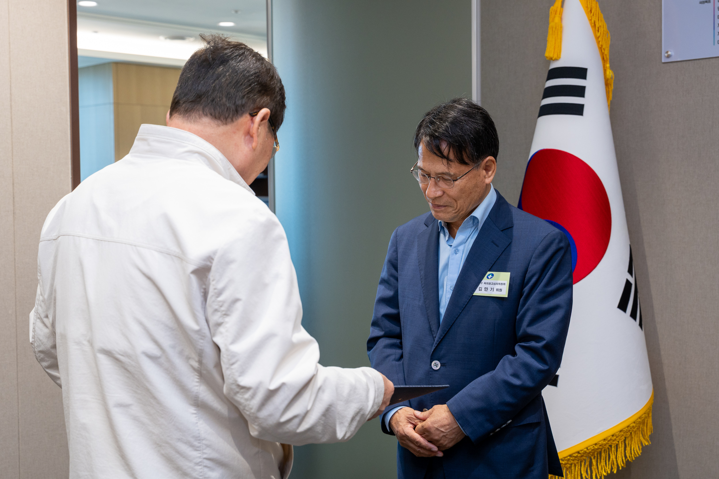 20250429-광진구 옥외광고심의위원회 신규위원 위촉장 수여 20250429-66450_L_160910.jpg