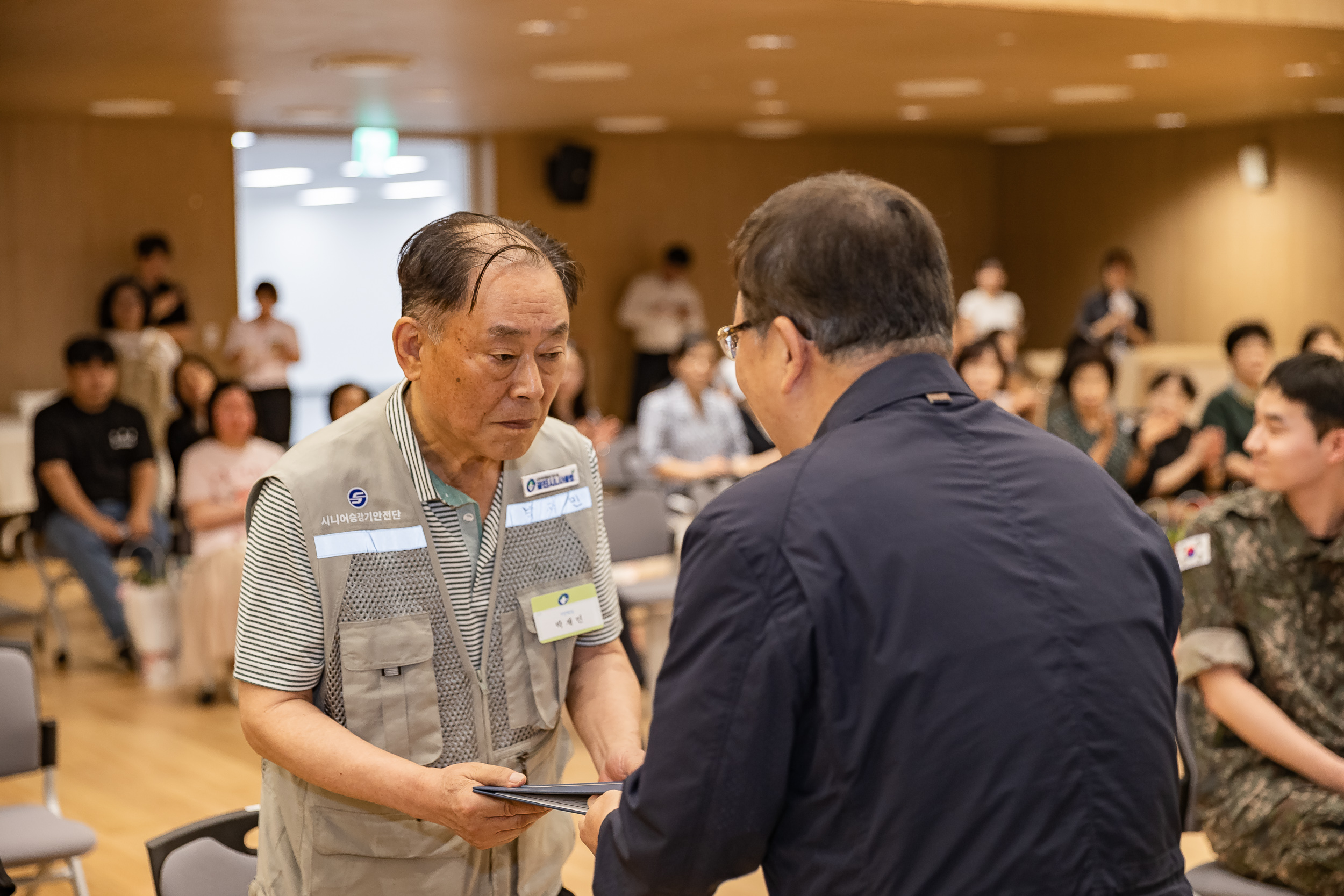 20250613-2025년 6월 정기 구민표창 수여식 20250613-107000_L_145833.jpg