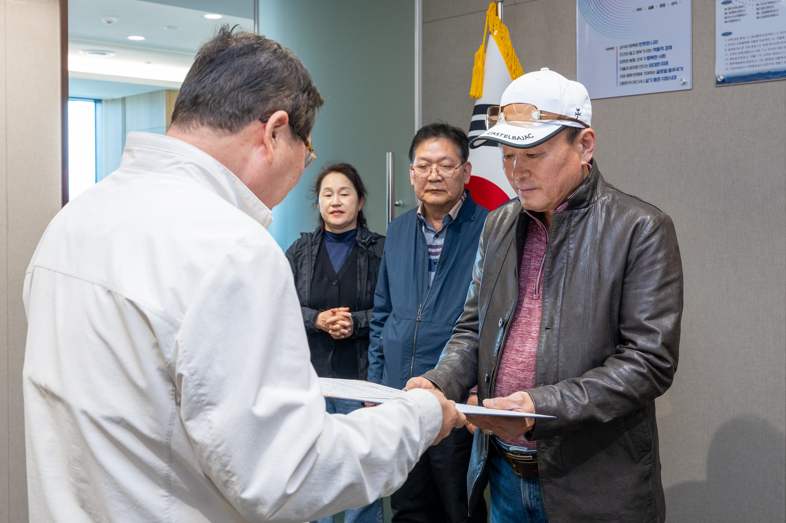 20250429-자마장 골목형 상점가 지정서 및 상인회 등록증 교부식 20250429-67160_L_161232.jpg
