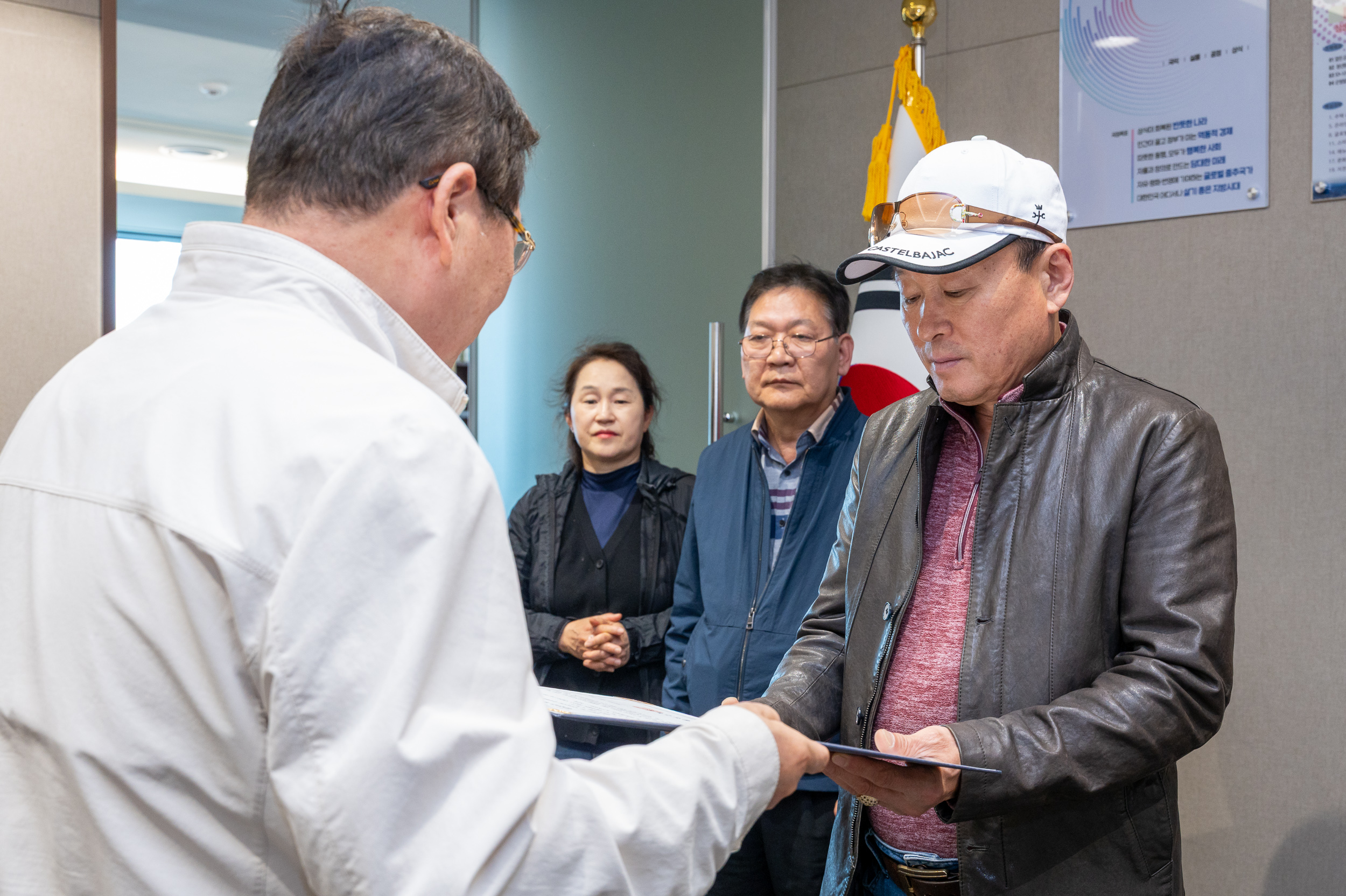20250429-자마장 골목형 상점가 지정서 및 상인회 등록증 교부식 20250429-67177_L_161232.jpg