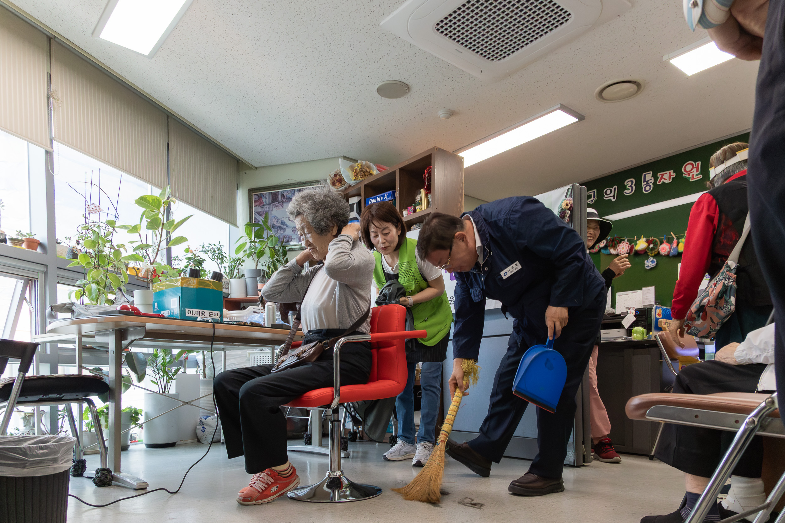 20250526-구의3동 자원봉사캠프 어르신 이미용봉사 20250526-87490_L_175637.jpg