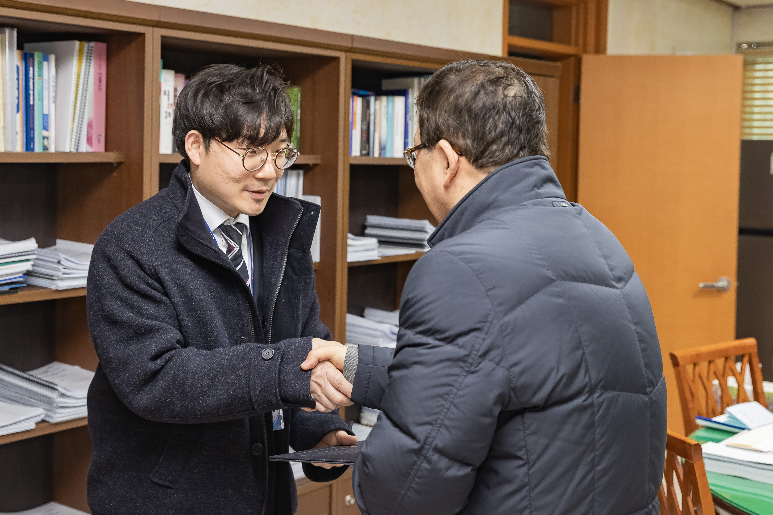 20250317-전입 및 신규임용 직원 발령장 수여 20250317-25647_L_154341.jpg