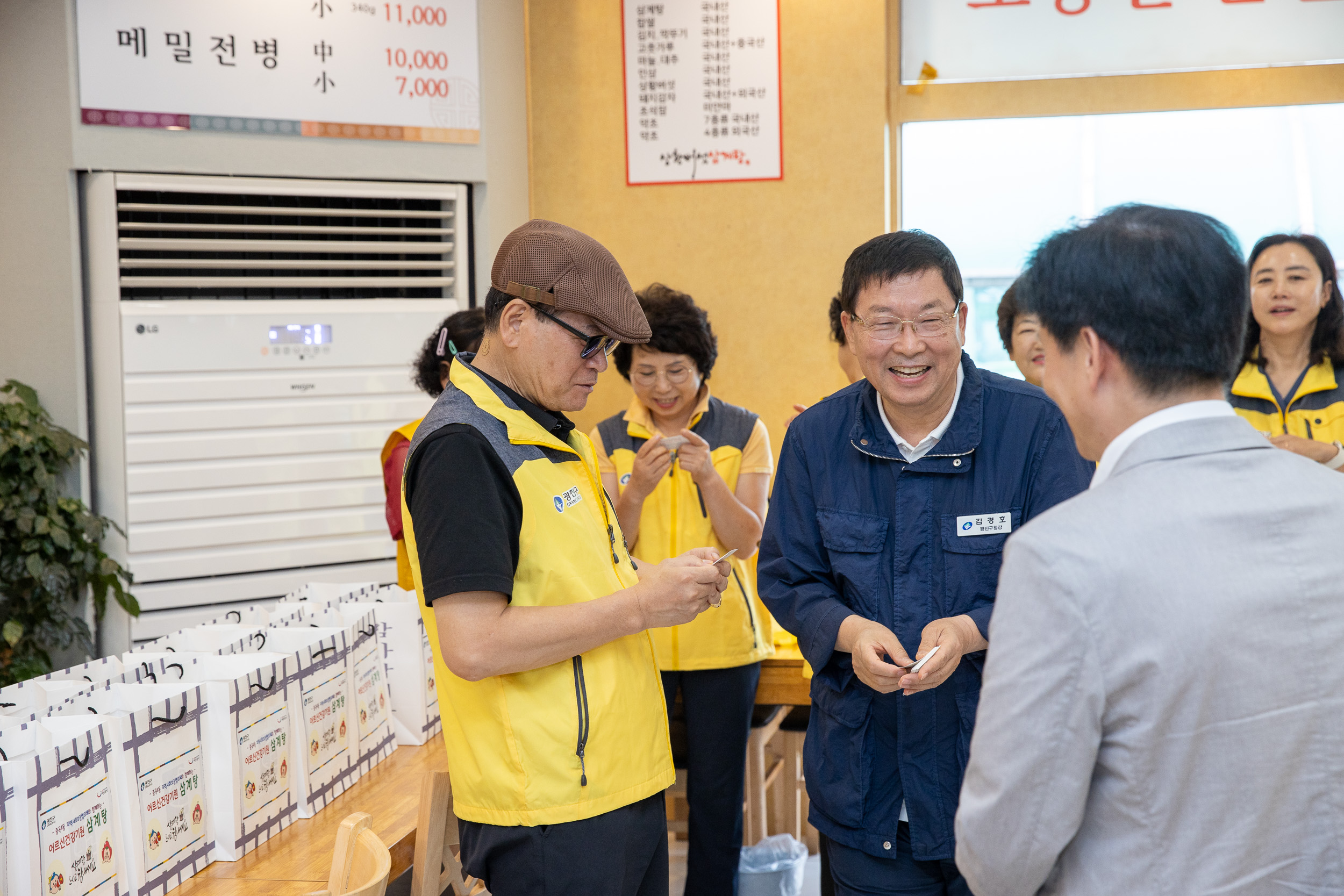 20250718-중곡4동 어르신 건강기원 영양 삼계탕 드리기 행사 20250718-8906_L_174245.jpg