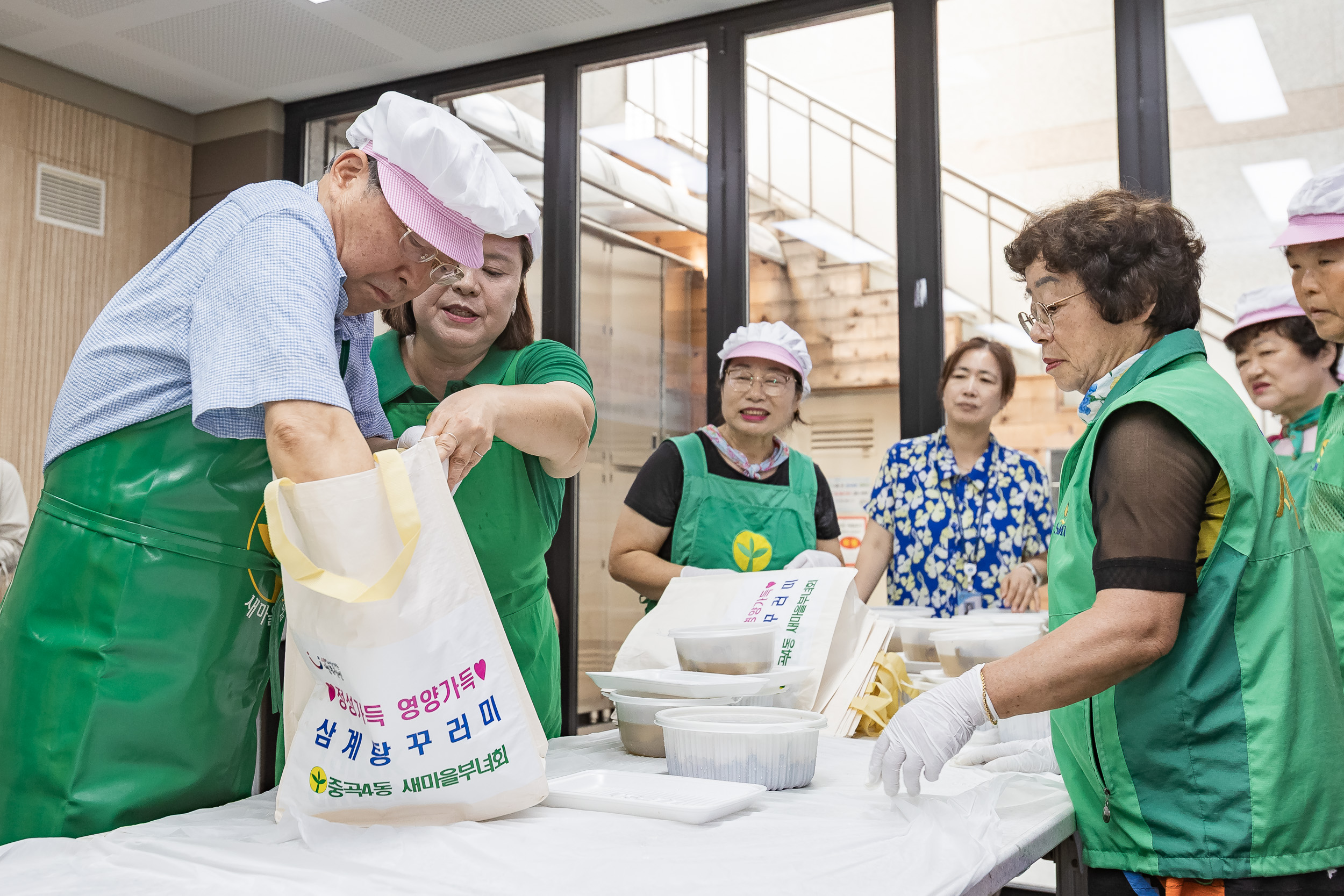 20250708-중곡4동 새마을부녀회 사랑의 삼계탕 및 밑반찬 나눔 행사 20250708-0219_L_151745.jpg