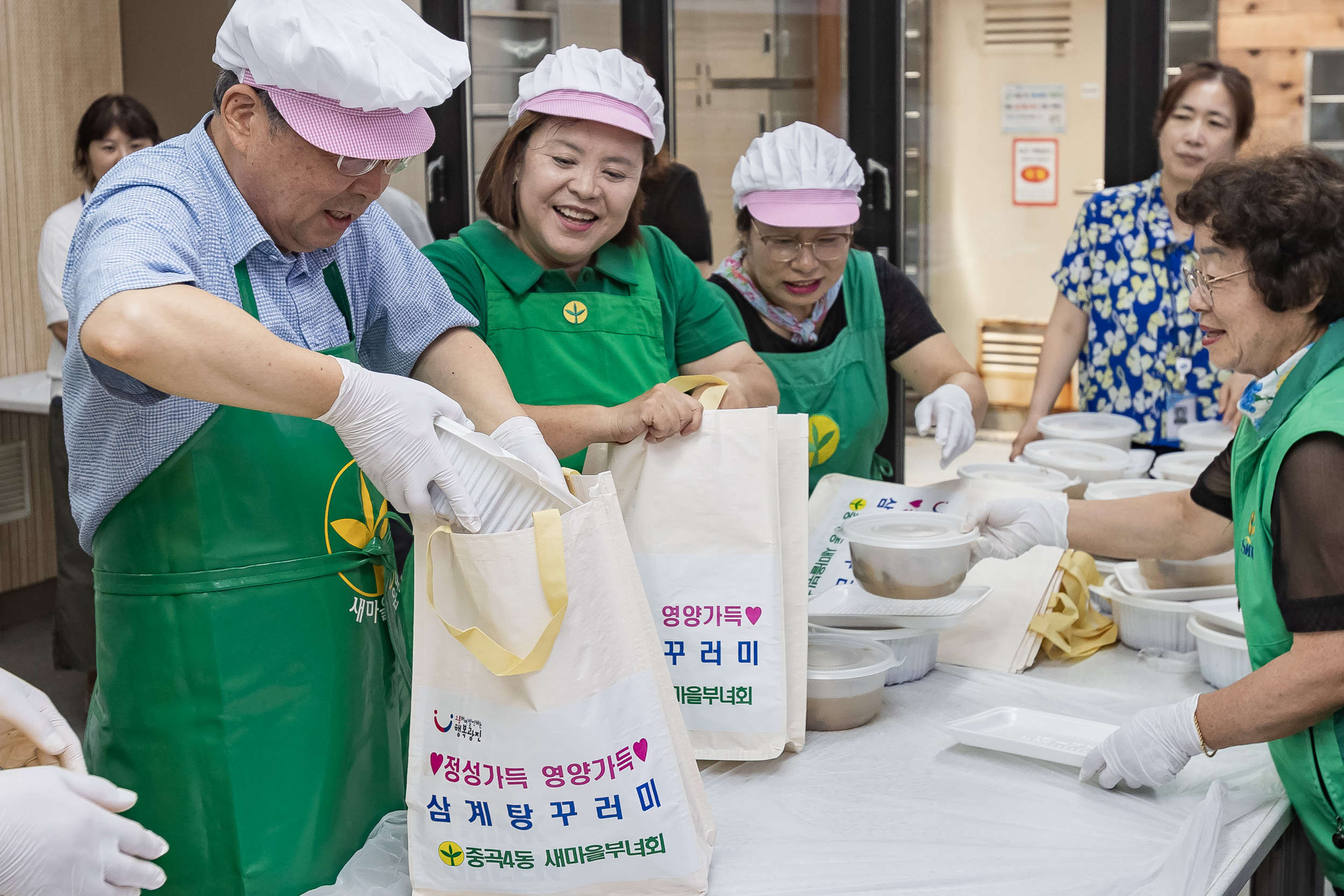20250708-중곡4동 새마을부녀회 사랑의 삼계탕 및 밑반찬 나눔 행사 20250708-0605_L_151746.jpg