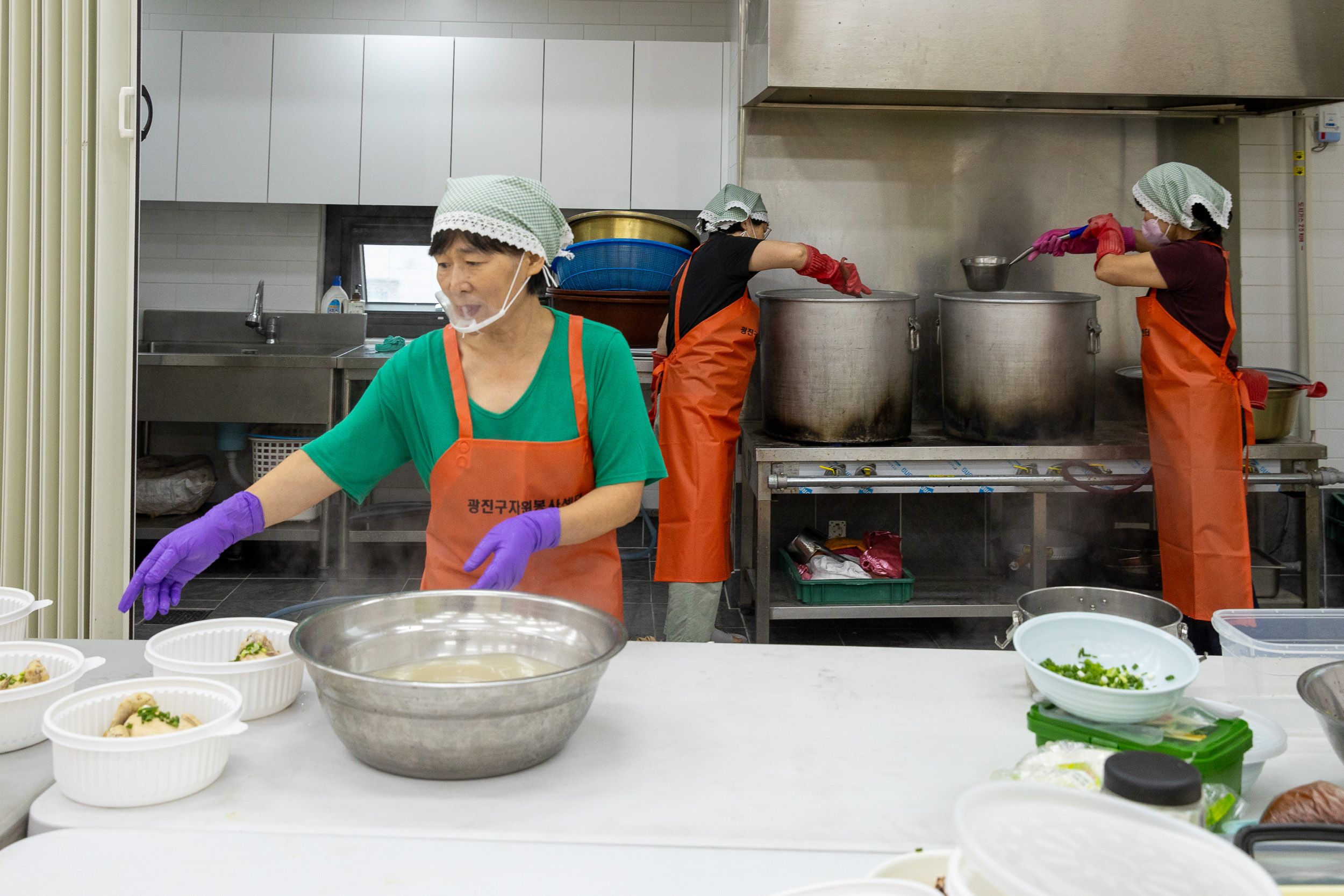 20250718-중곡1동 자원봉사캠프 사랑의 약초 삼계탕 나눔 20250718-8380_L_173901.jpg