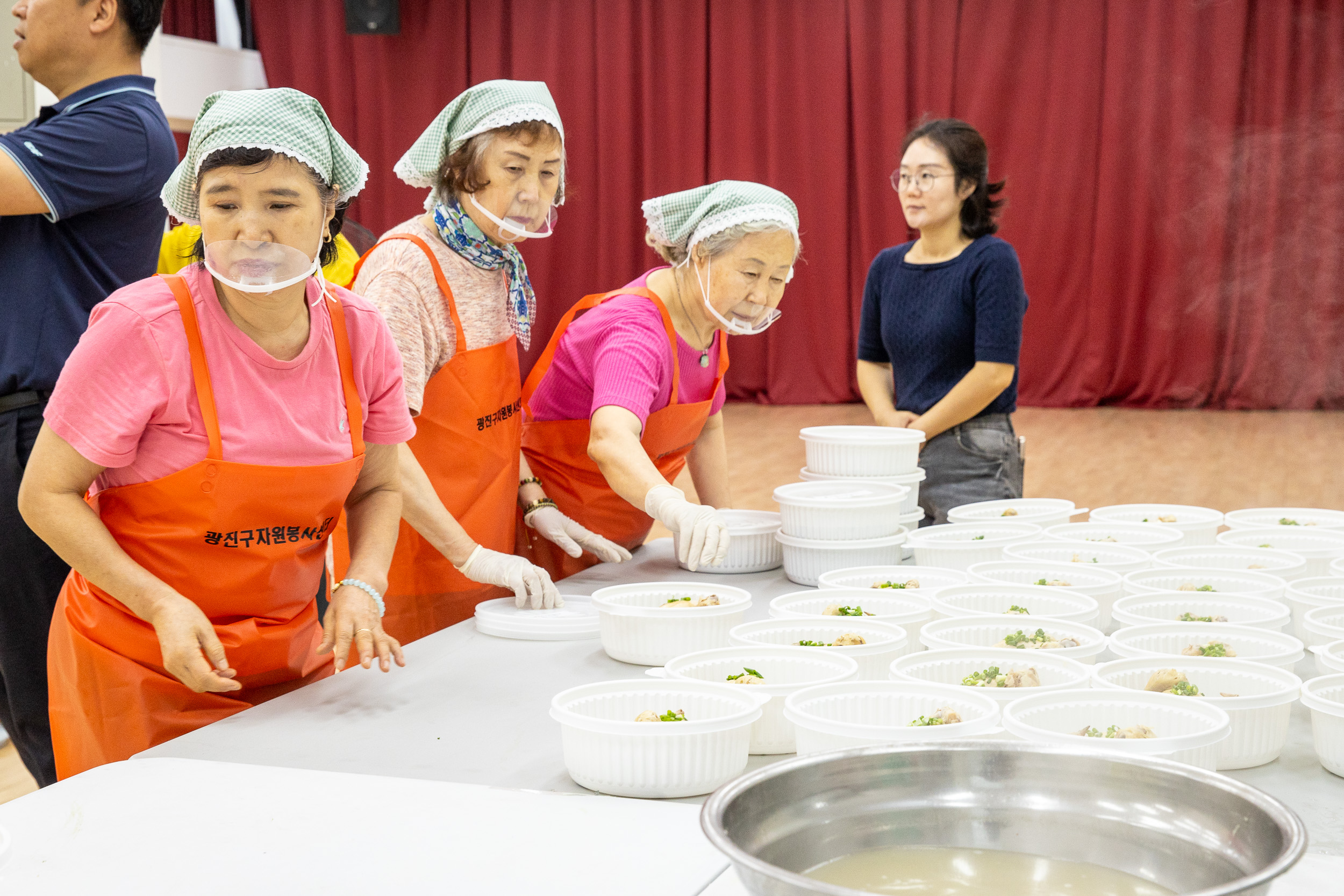 20250718-중곡1동 자원봉사캠프 사랑의 약초 삼계탕 나눔 20250718-8391_L_173901.jpg
