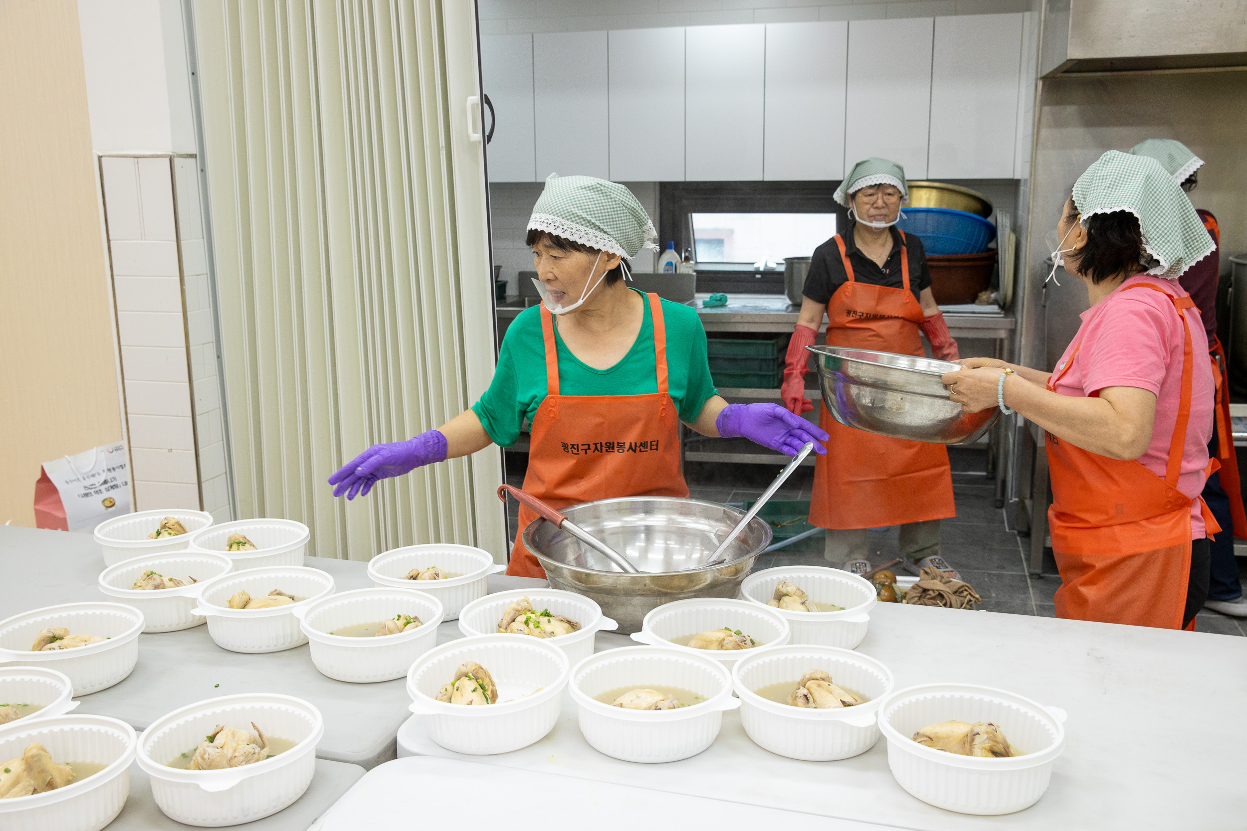 20250718-중곡1동 자원봉사캠프 사랑의 약초 삼계탕 나눔 20250718-8432_L_173901.jpg