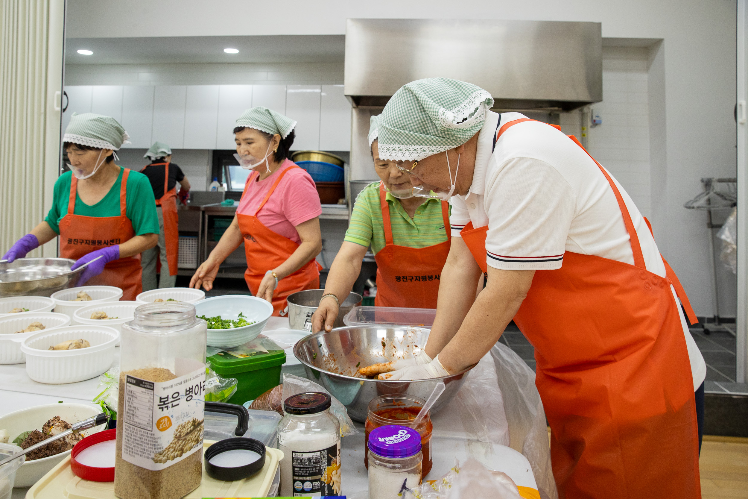 20250718-중곡1동 자원봉사캠프 사랑의 약초 삼계탕 나눔 20250718-8440_L_173902.jpg