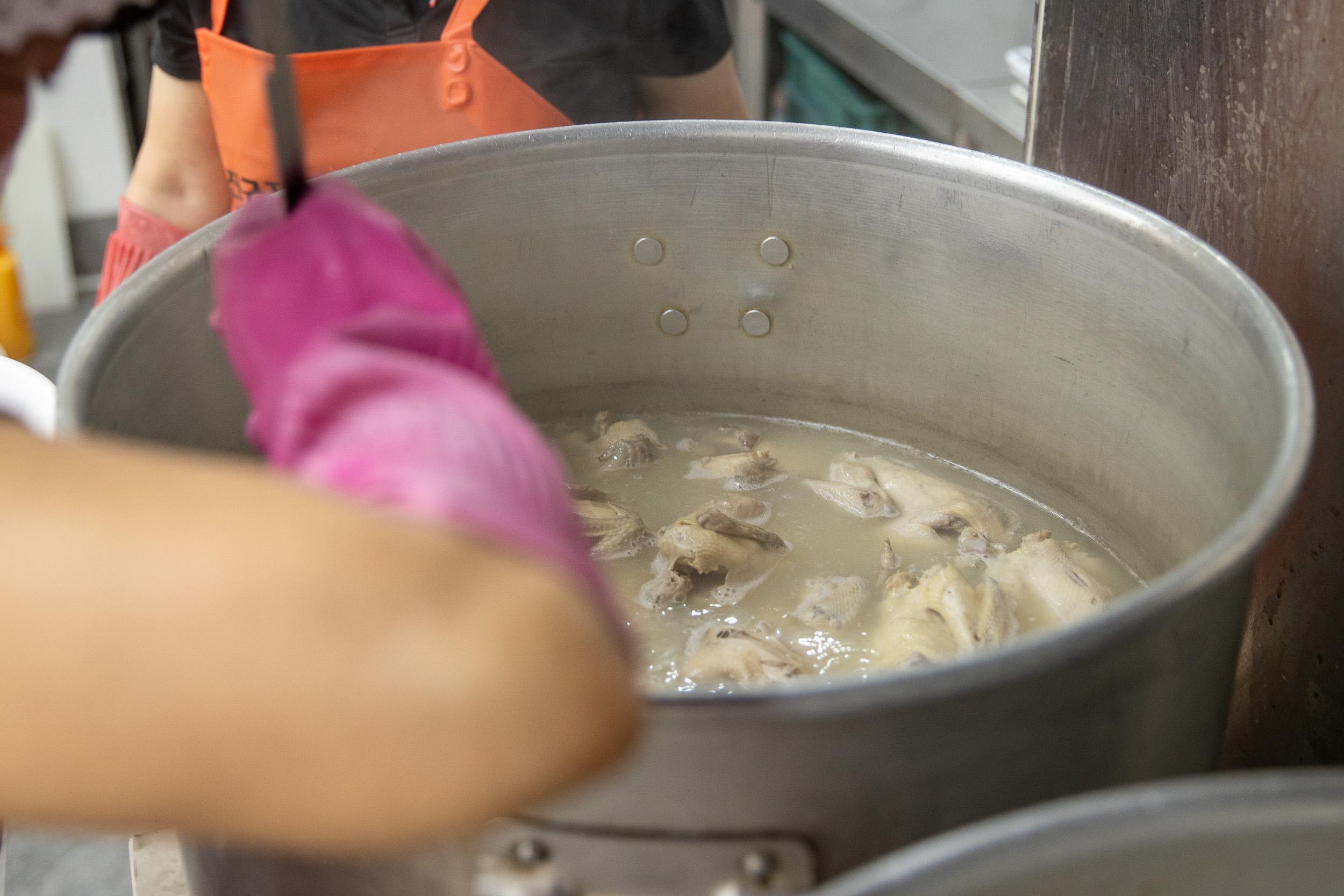 20250718-중곡1동 자원봉사캠프 사랑의 약초 삼계탕 나눔 20250718-8293_L_173901.jpg