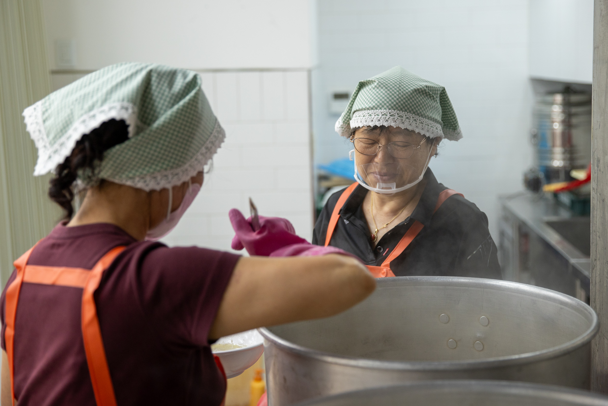 20250718-중곡1동 자원봉사캠프 사랑의 약초 삼계탕 나눔 20250718-8295_L_173901.jpg