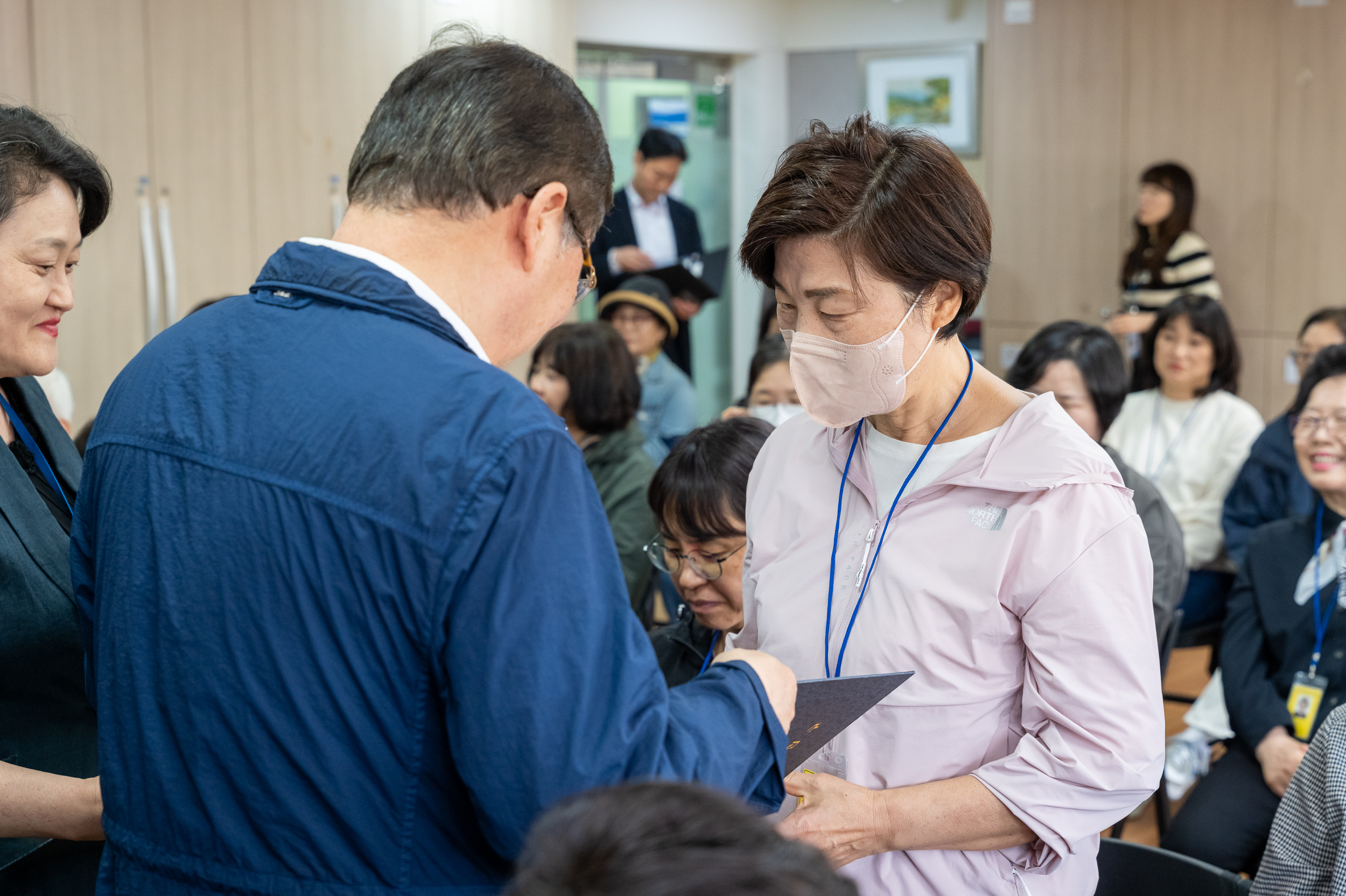 20250423-소비자식품위생감시원 위촉식 및 상반기 직무교육 20250423-59658_L_101736.jpg