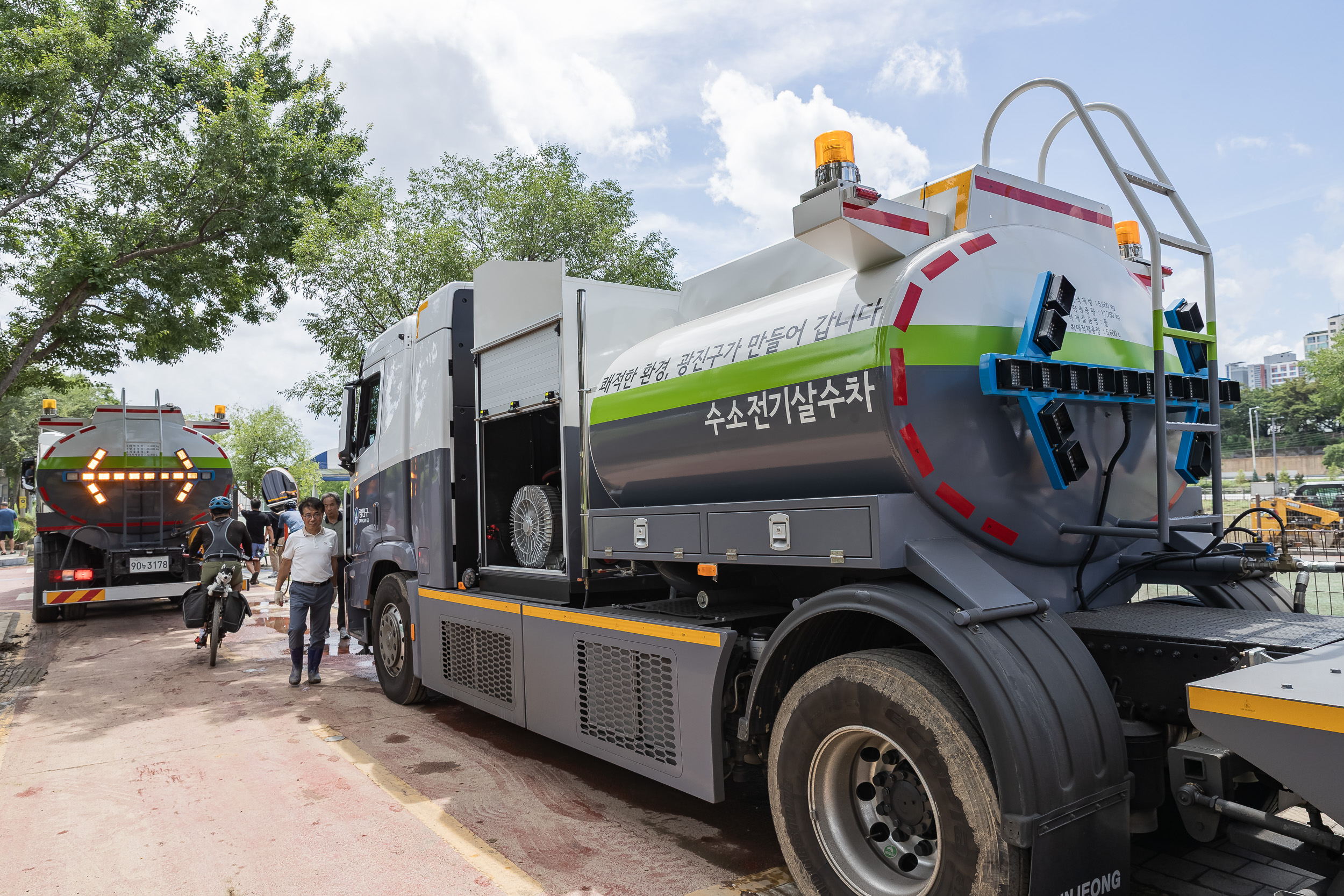 20250720-중랑천 체육공원 수해복구현장 청소작업자 위문 방문 20250720-10310_L_175637.jpg