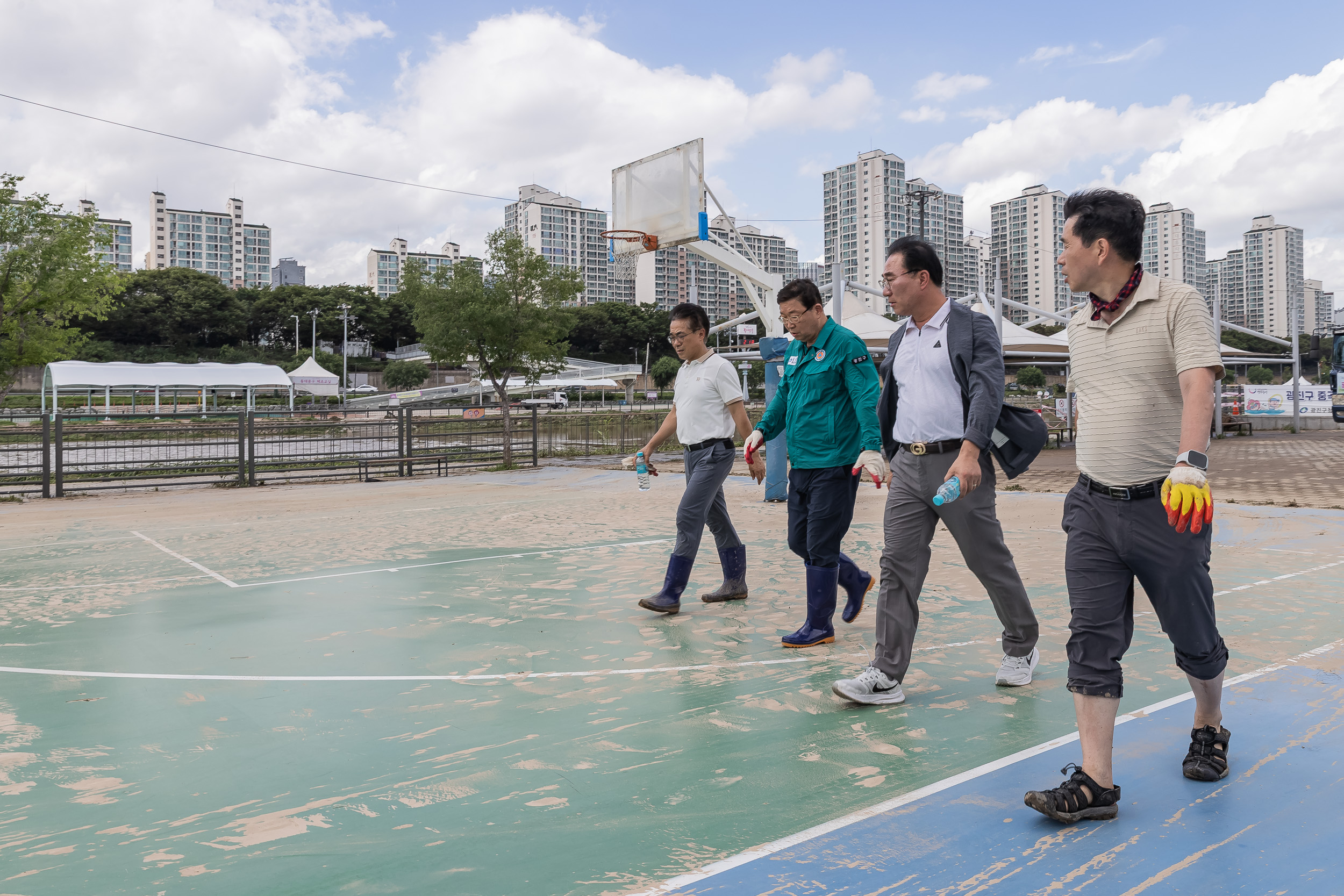 20250720-중랑천 체육공원 수해복구현장 청소작업자 위문 방문 20250720-10348_L_175638.jpg