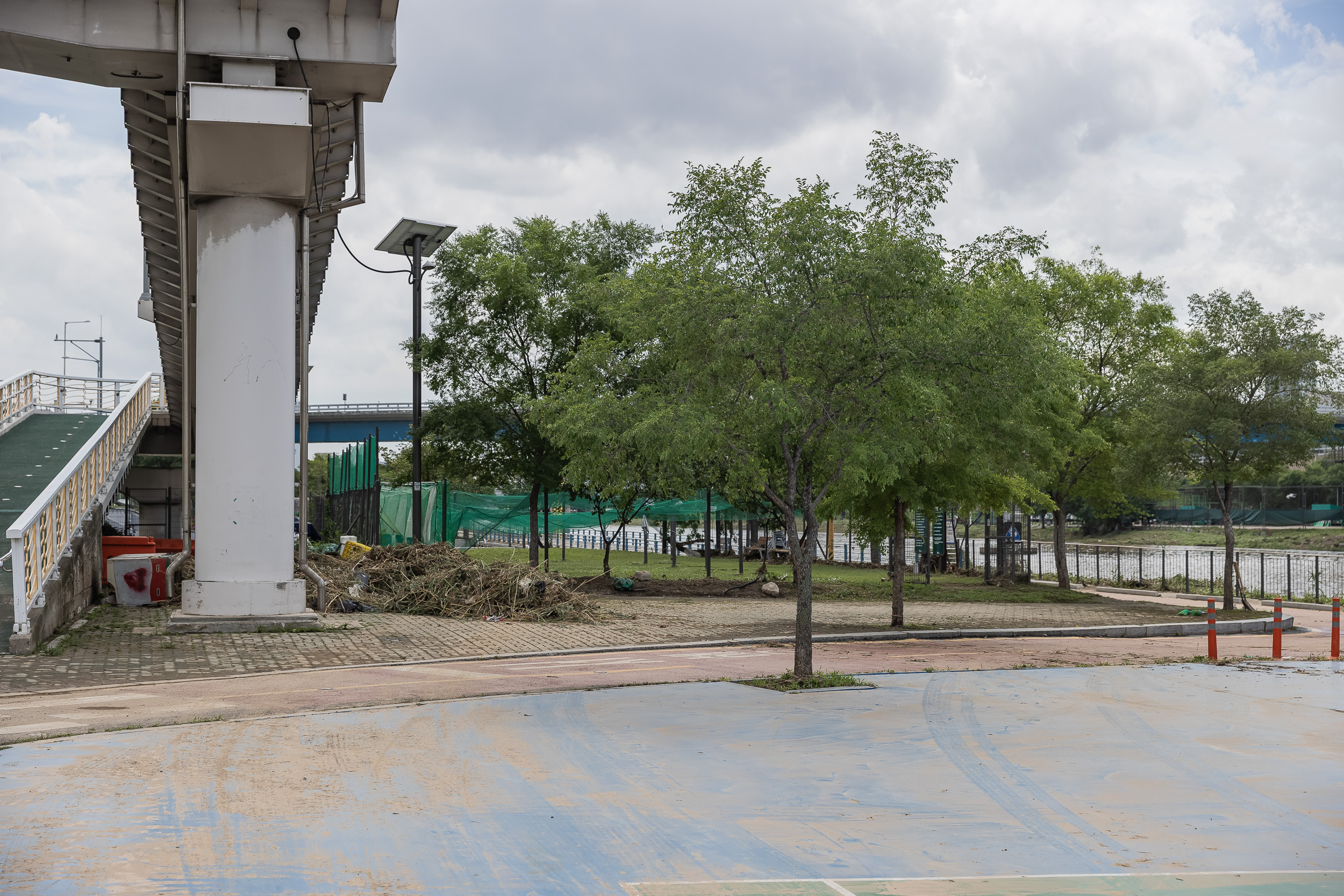 20250720-중랑천 체육공원 수해복구현장 청소작업자 위문 방문 20250720-10378_L_175638.jpg