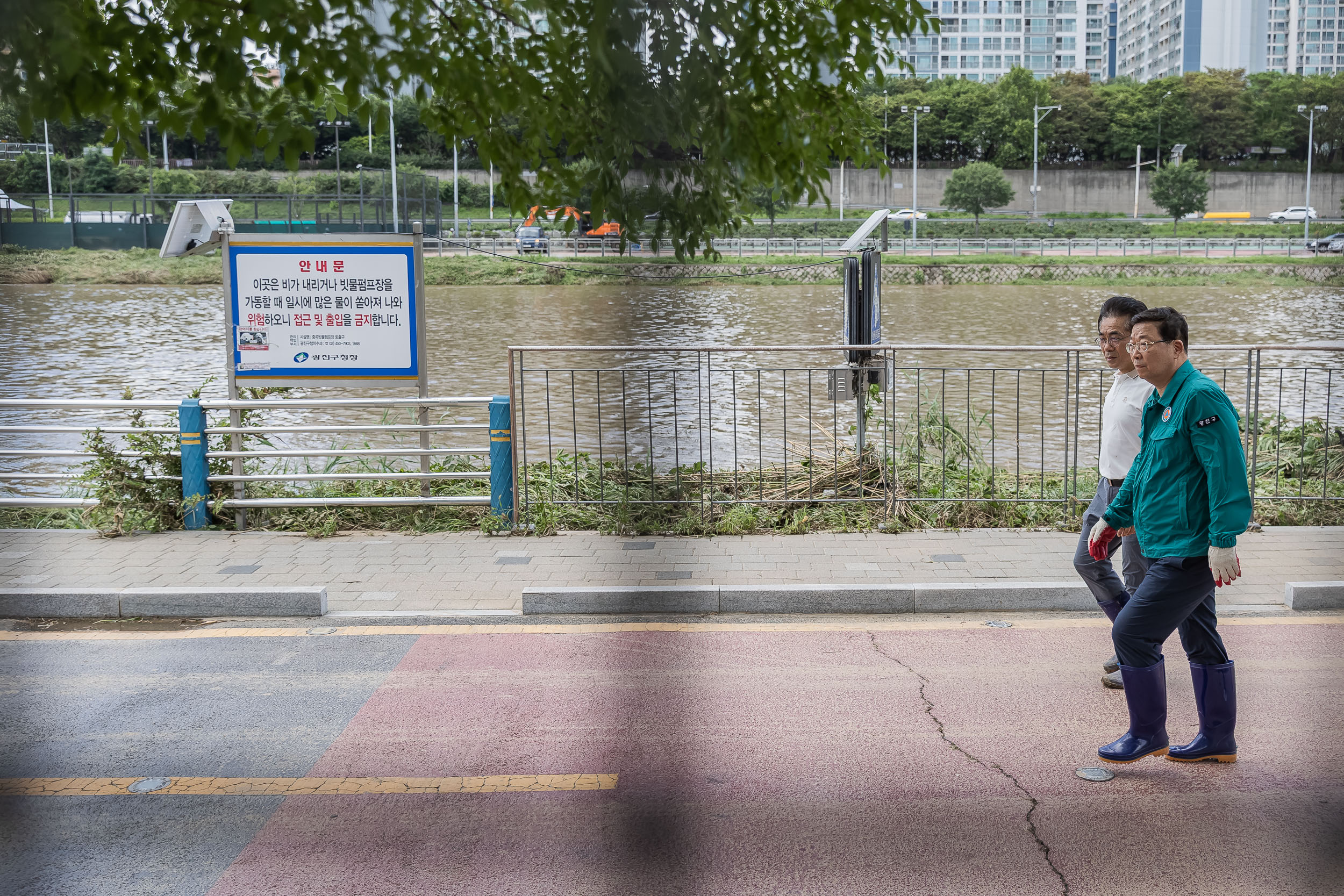20250720-중랑천 체육공원 수해복구현장 청소작업자 위문 방문 20250720-10389_L_175638.jpg