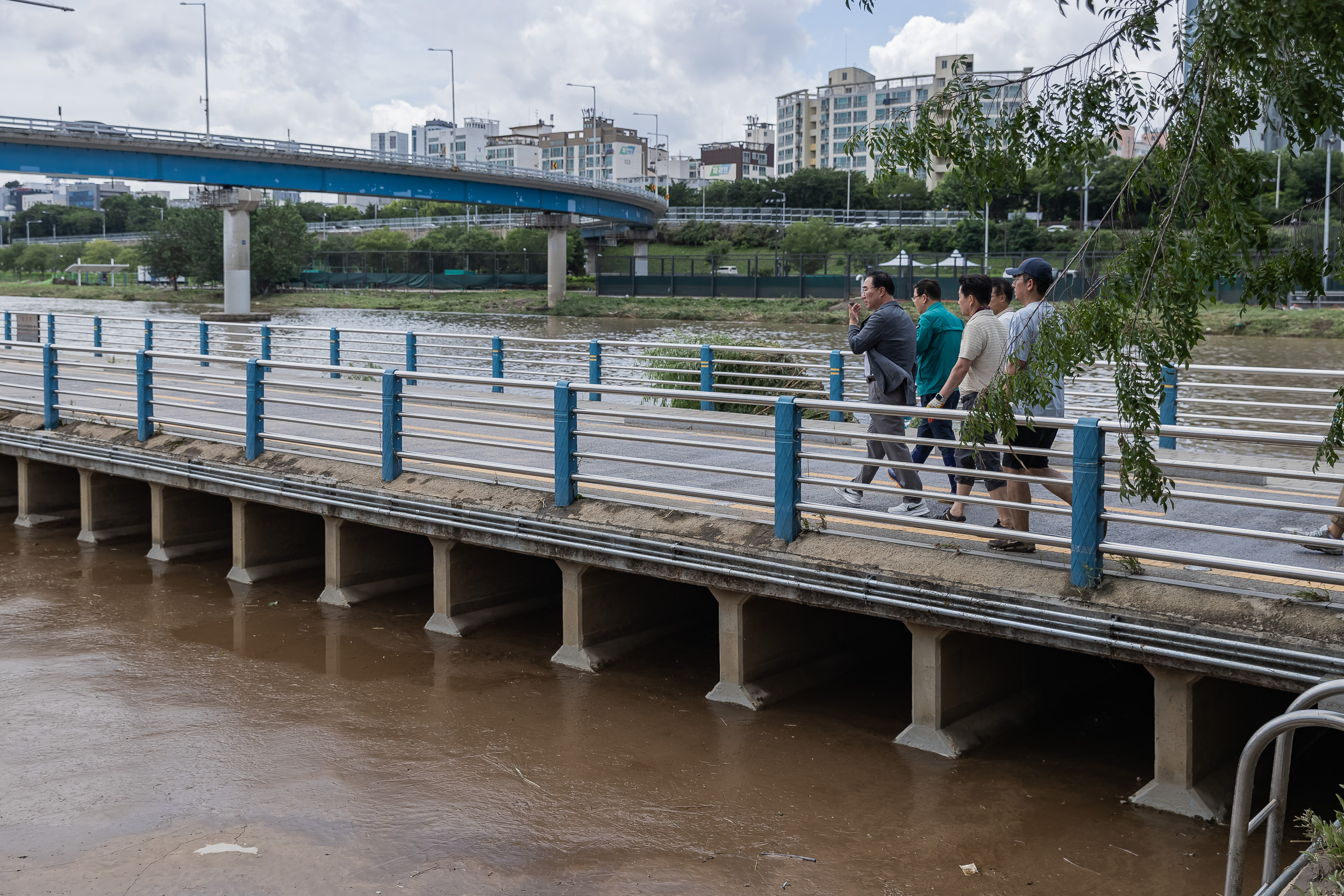 20250720-중랑천 체육공원 수해복구현장 청소작업자 위문 방문 20250720-10407_L_175638.jpg