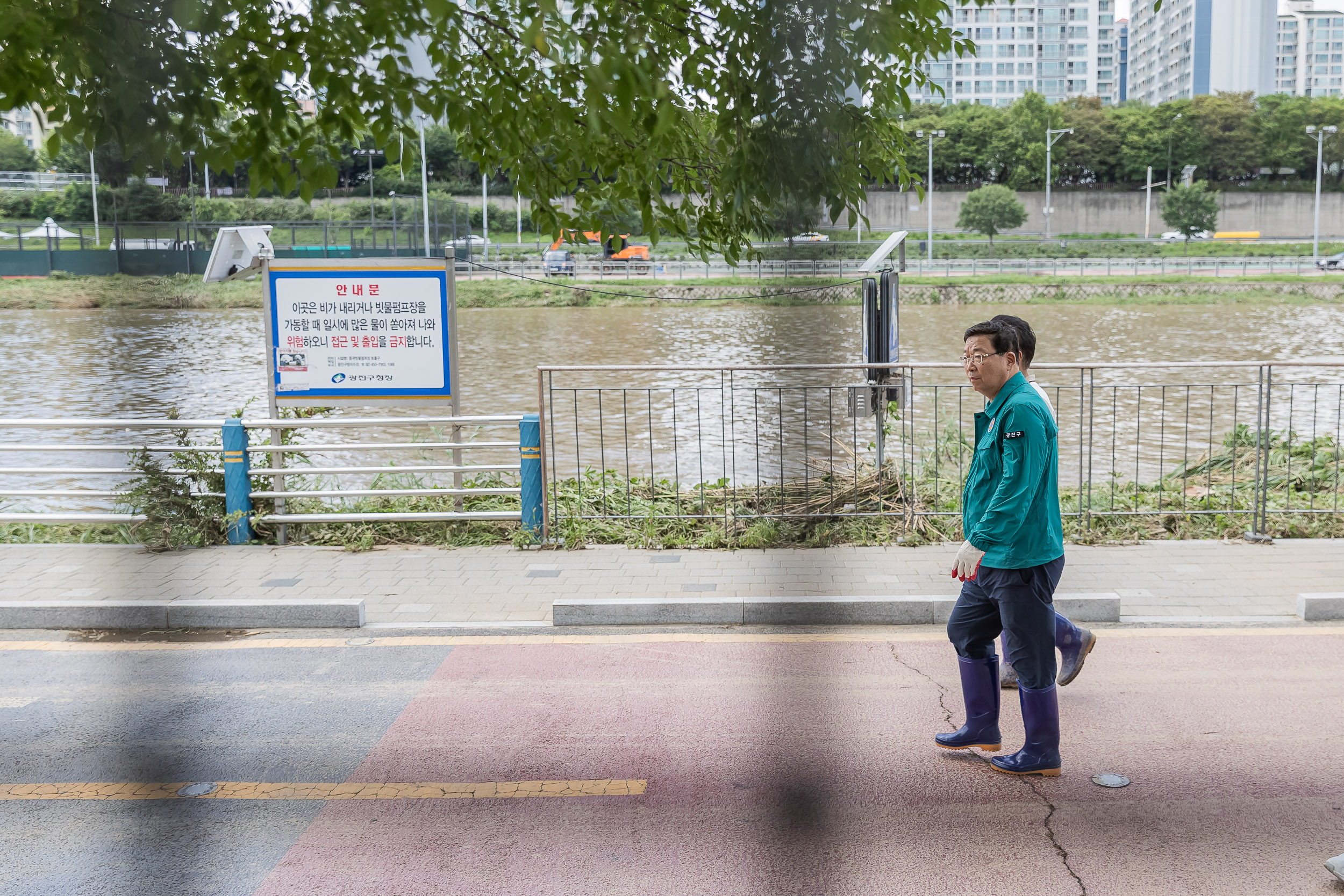 20250720-중랑천 체육공원 수해복구현장 청소작업자 위문 방문 20250720-10397_L_175638.jpg