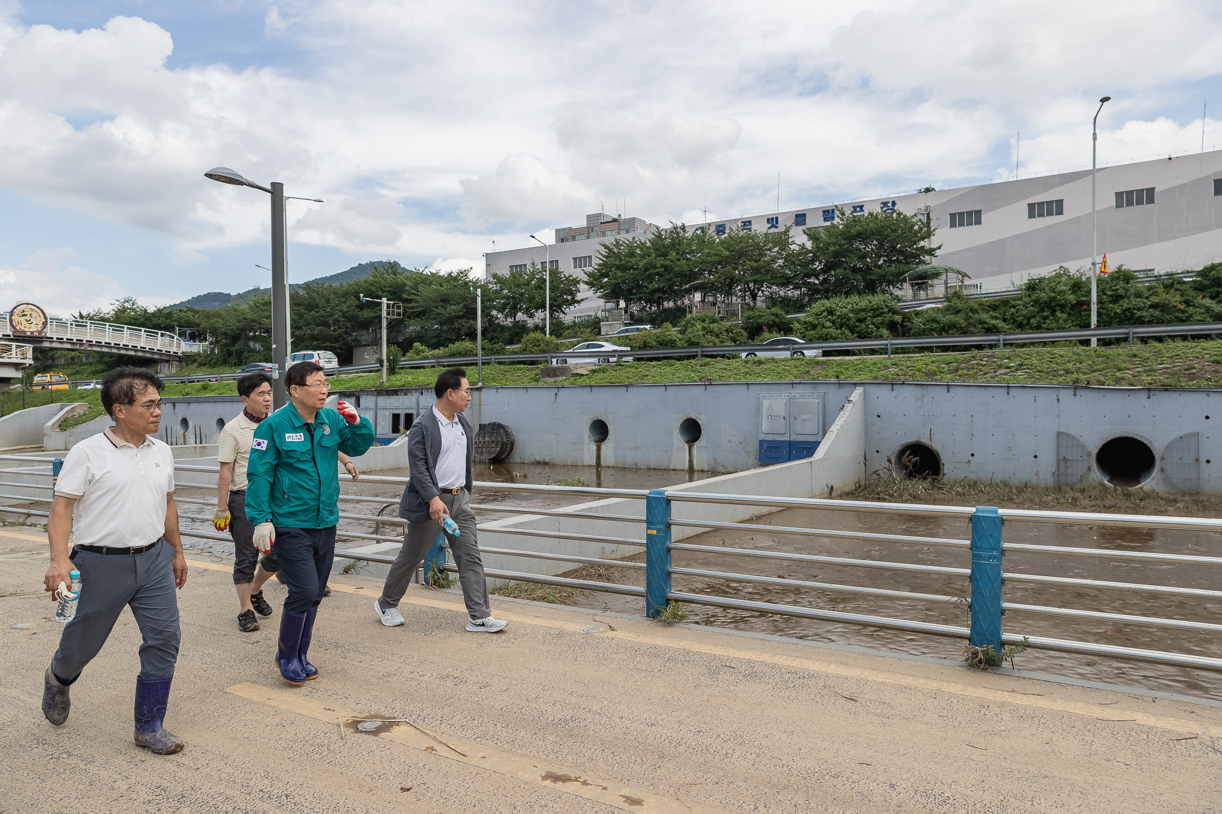 20250720-중랑천 체육공원 수해복구현장 청소작업자 위문 방문 20250720-10420_L_175638.jpg